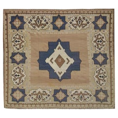 Antiker quadratischer Serbischer Kilim-Teppich aus Wolle in Beige, geometrisch, Khaki Kilims, antik