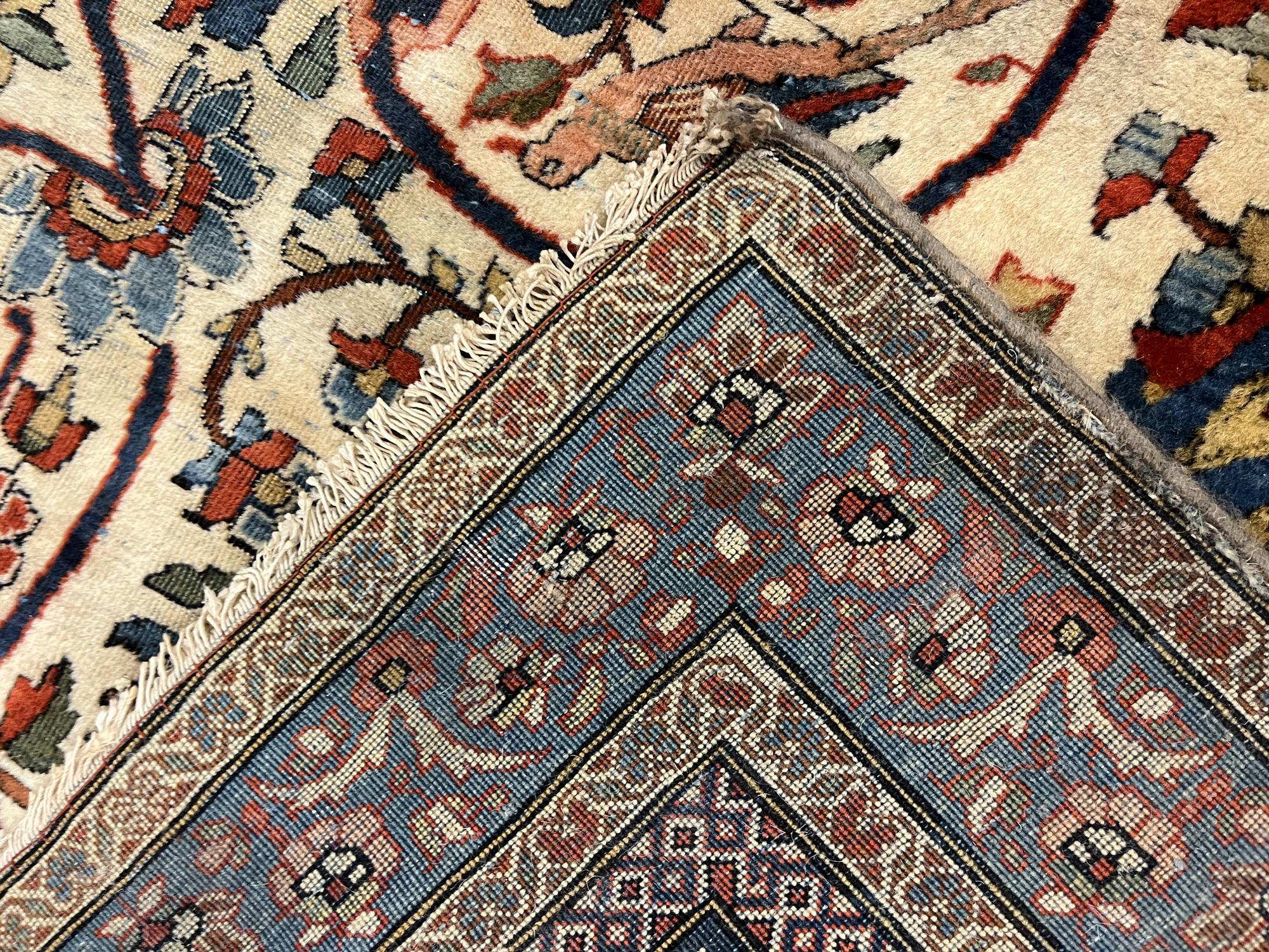 Tapis traditionnel ancien tapis grand format en laine pour salon en vente 2