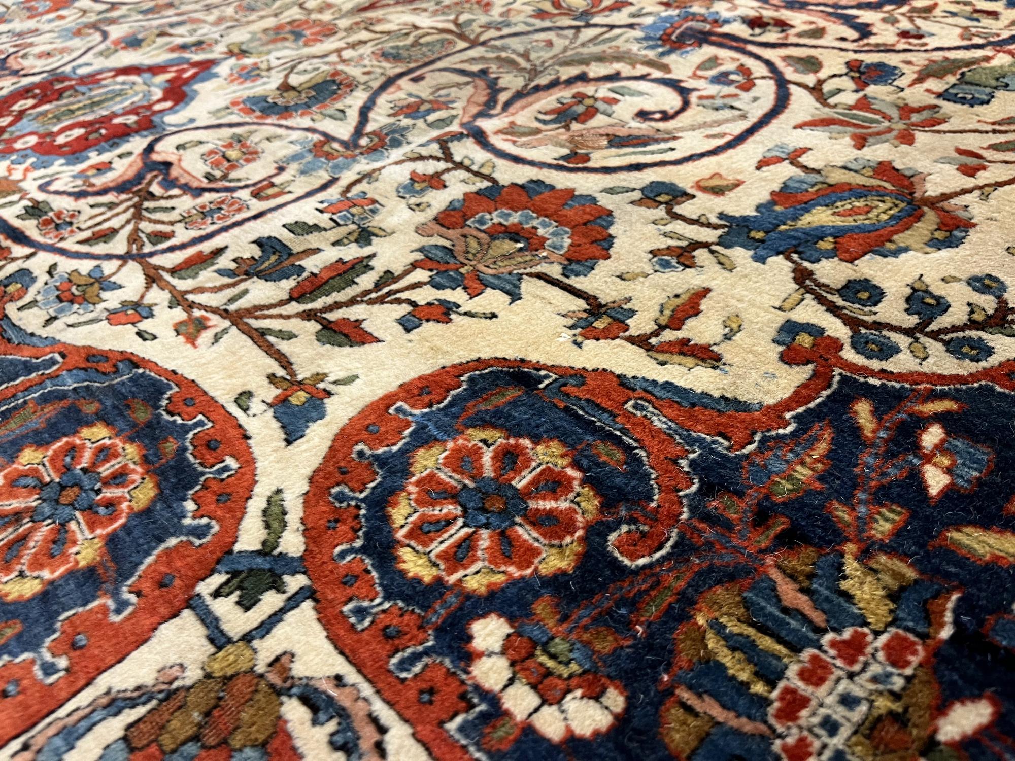 Tapis traditionnel ancien tapis grand format en laine pour salon en vente 1