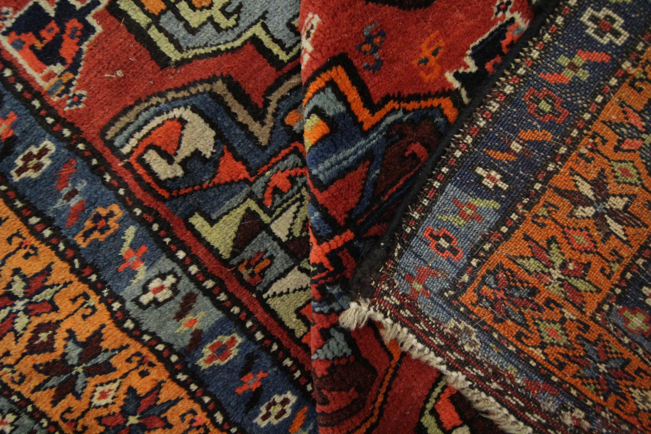 Noué à la main Tapis ancien turkmène, tapis de couloir oriental, tapis de salon en vente