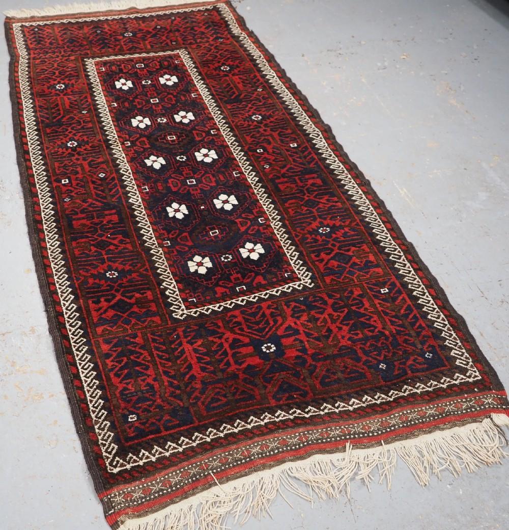 Antiker Belutschen-Teppich aus der Provinz Khorasan in Ostpersien Ein Belutschen-Teppich mit einem Mina-Khani-Muster auf einem dunkel indigoblauen Feld
CIRCA 1900

Eine gute Baluch Teppich mit einem Minas Khani Art florale Design, umgeben von der