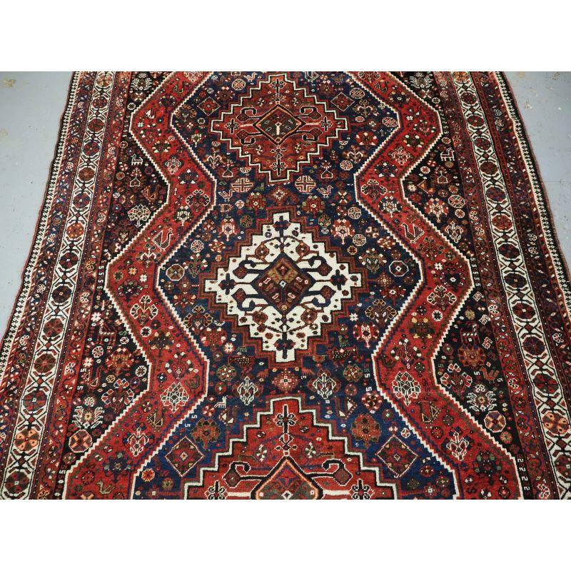 Antiker Teppich mit Stammesmuster aus der Region Shiraz im Zustand „Gut“ im Angebot in Moreton-In-Marsh, GB