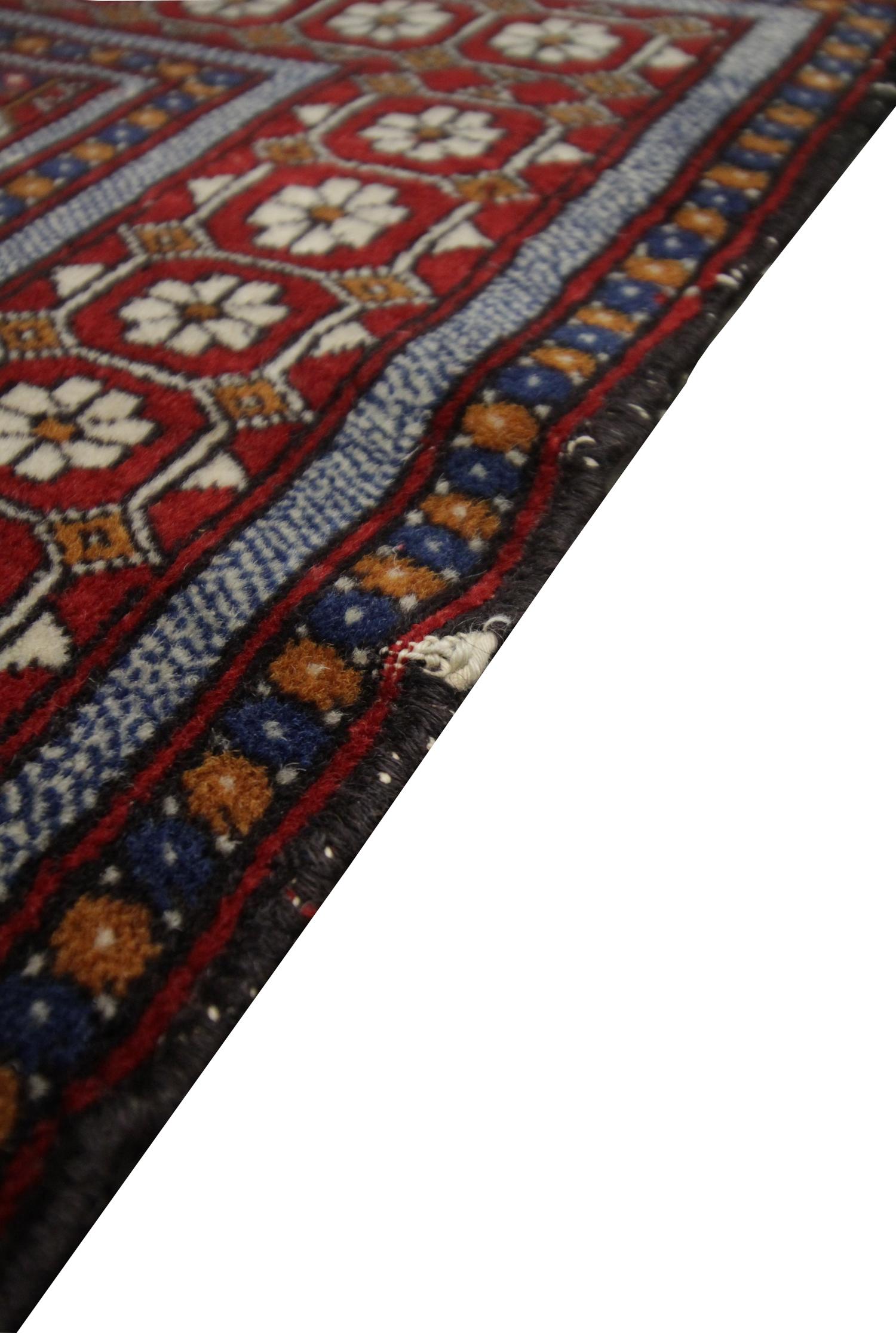 Mid-Century Modern Tapis antique Tapis Bukhara Tapis oriental en laine rouge tissé à la main en vente