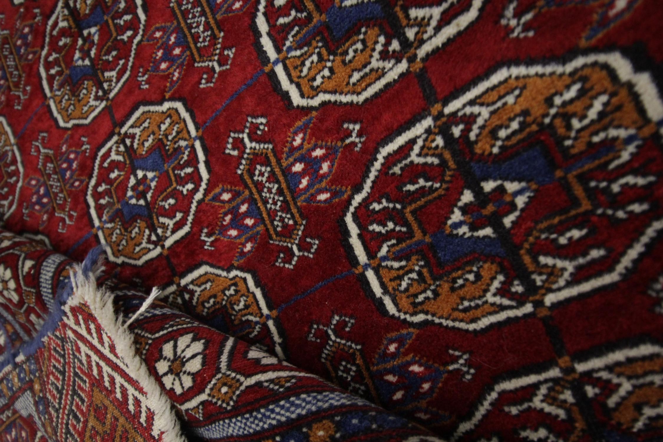 Ouzbek Tapis antique Tapis Bukhara Tapis oriental en laine rouge tissé à la main en vente