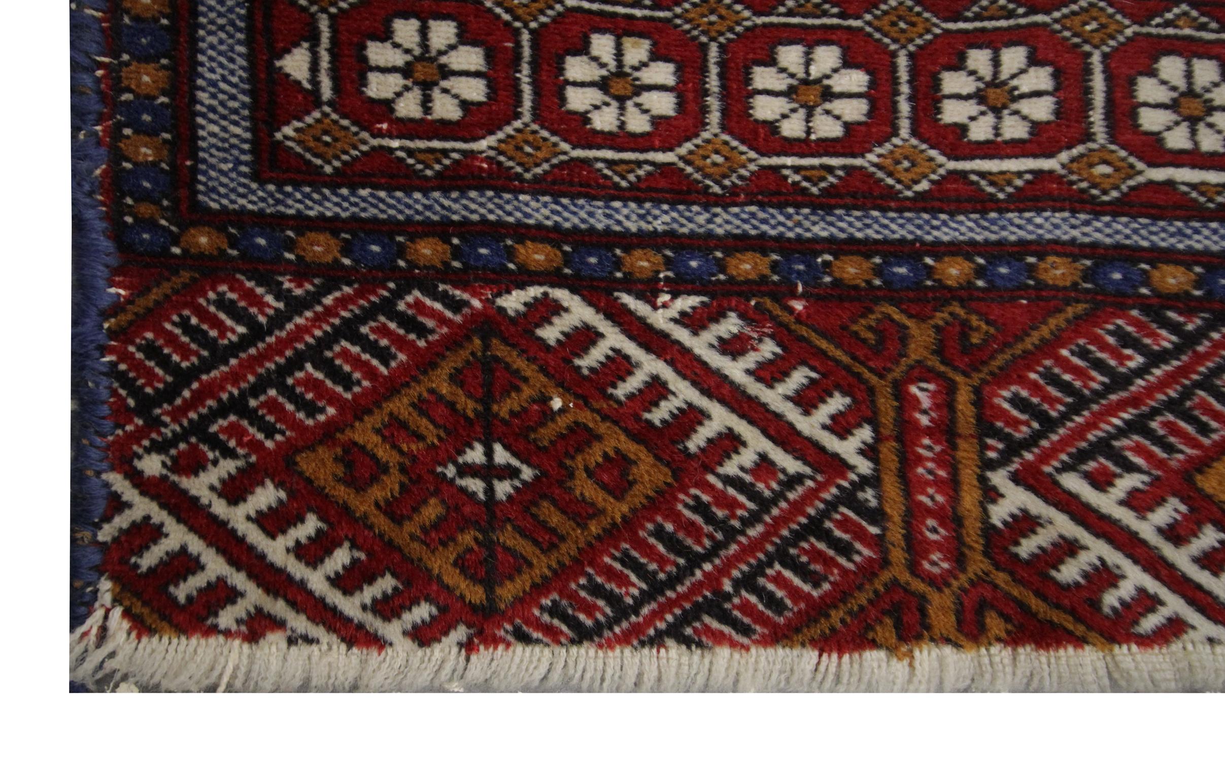 Début du 20ème siècle Tapis antique Tapis Bukhara Tapis oriental en laine rouge tissé à la main en vente