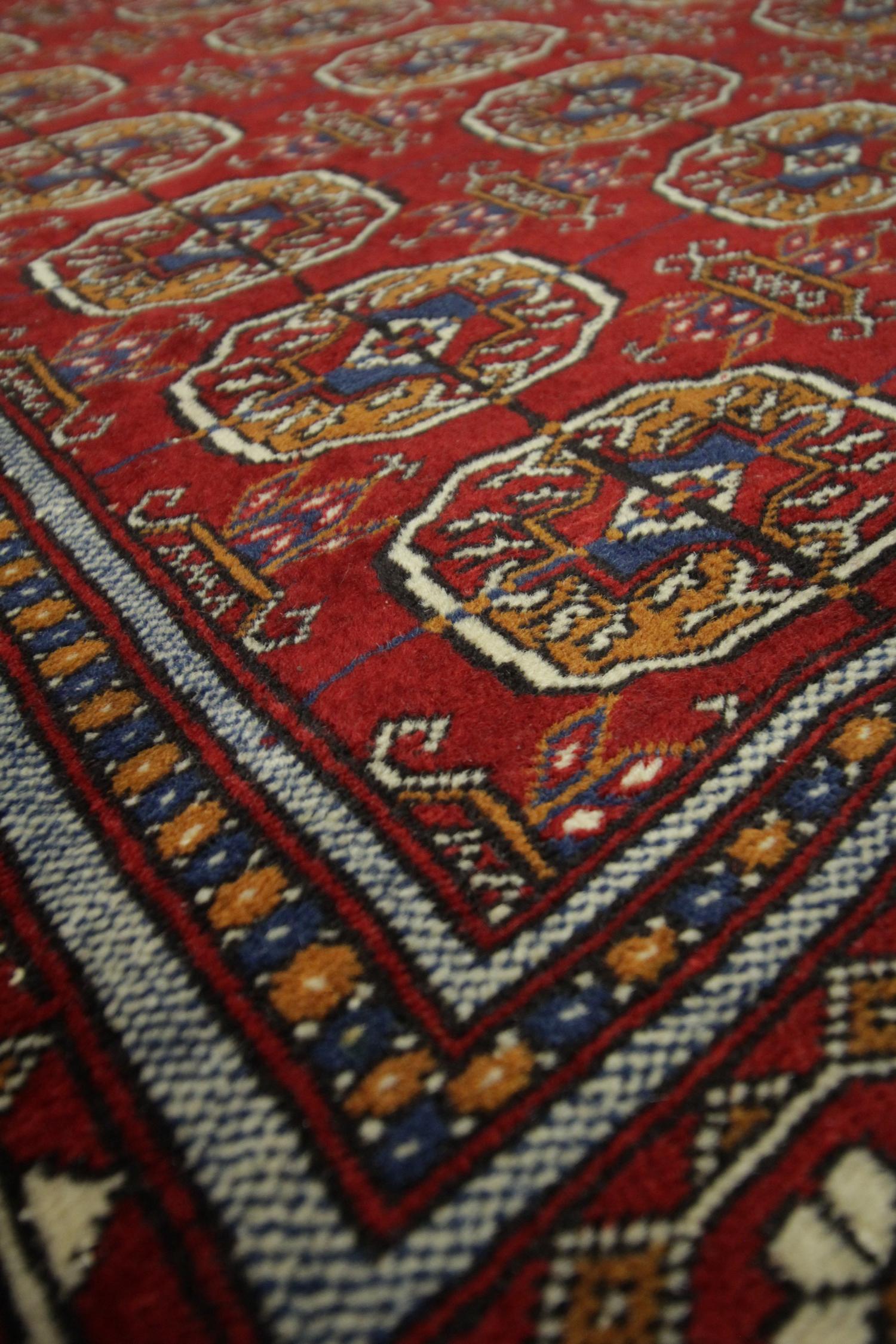 Laine Tapis antique Tapis Bukhara Tapis oriental en laine rouge tissé à la main en vente