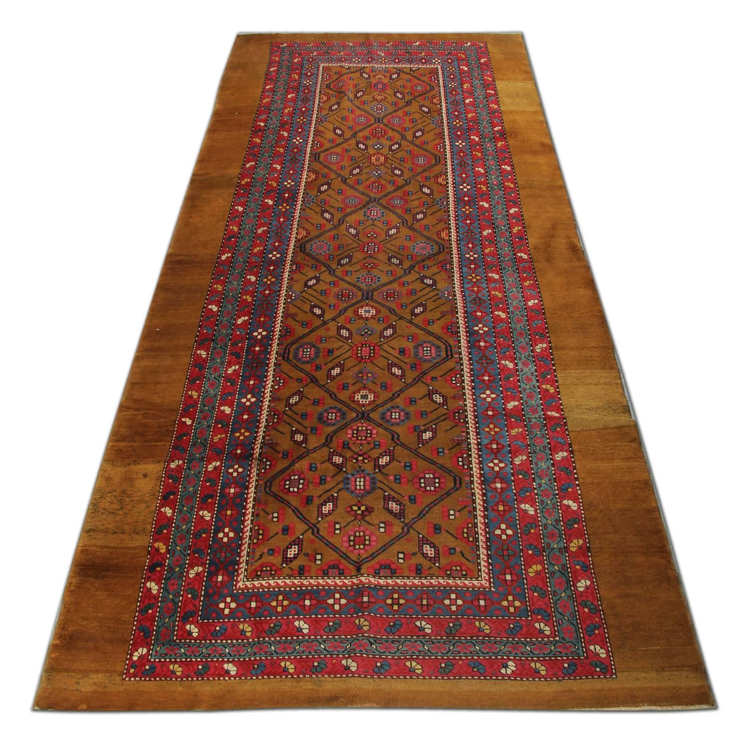 Ces tapis orientaux faits main sont rares en raison de leur combinaison de couleurs. Il s'agit d'un magnifique tapis tissé ancien à base de chameau en état proche de l'état neuf. Les tapis anciens sont partout faits de poils pleins, finement tissés