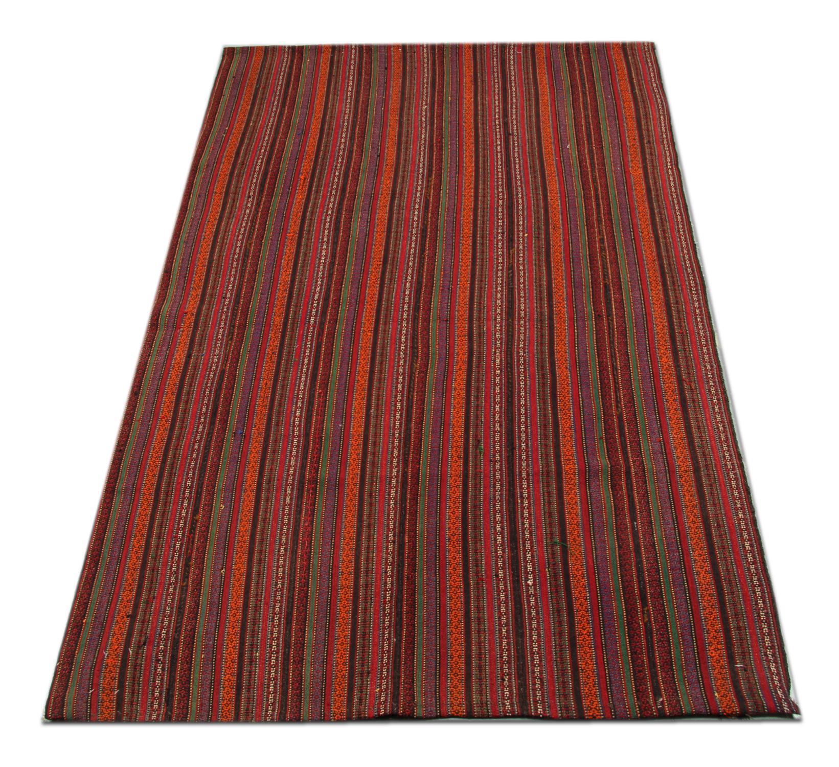 Orange, rouge, marron et crème composent l'élégant tapis rayé, un motif géométrique tissé dans cet élégant Jajim. Tissé à la main avec une grande complexité, ce textile est l'accessoire idéal pour mettre l'accent sur un thème particulier. Le design