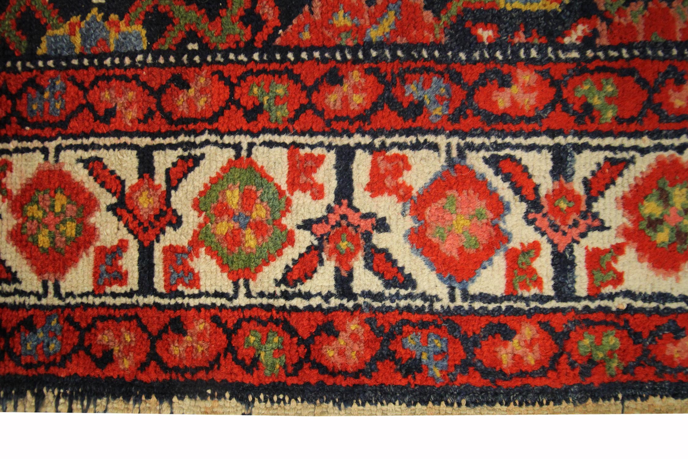 Tapis traditionnels anciens tissés à la main en laine orientale orange et rouge en vente 2