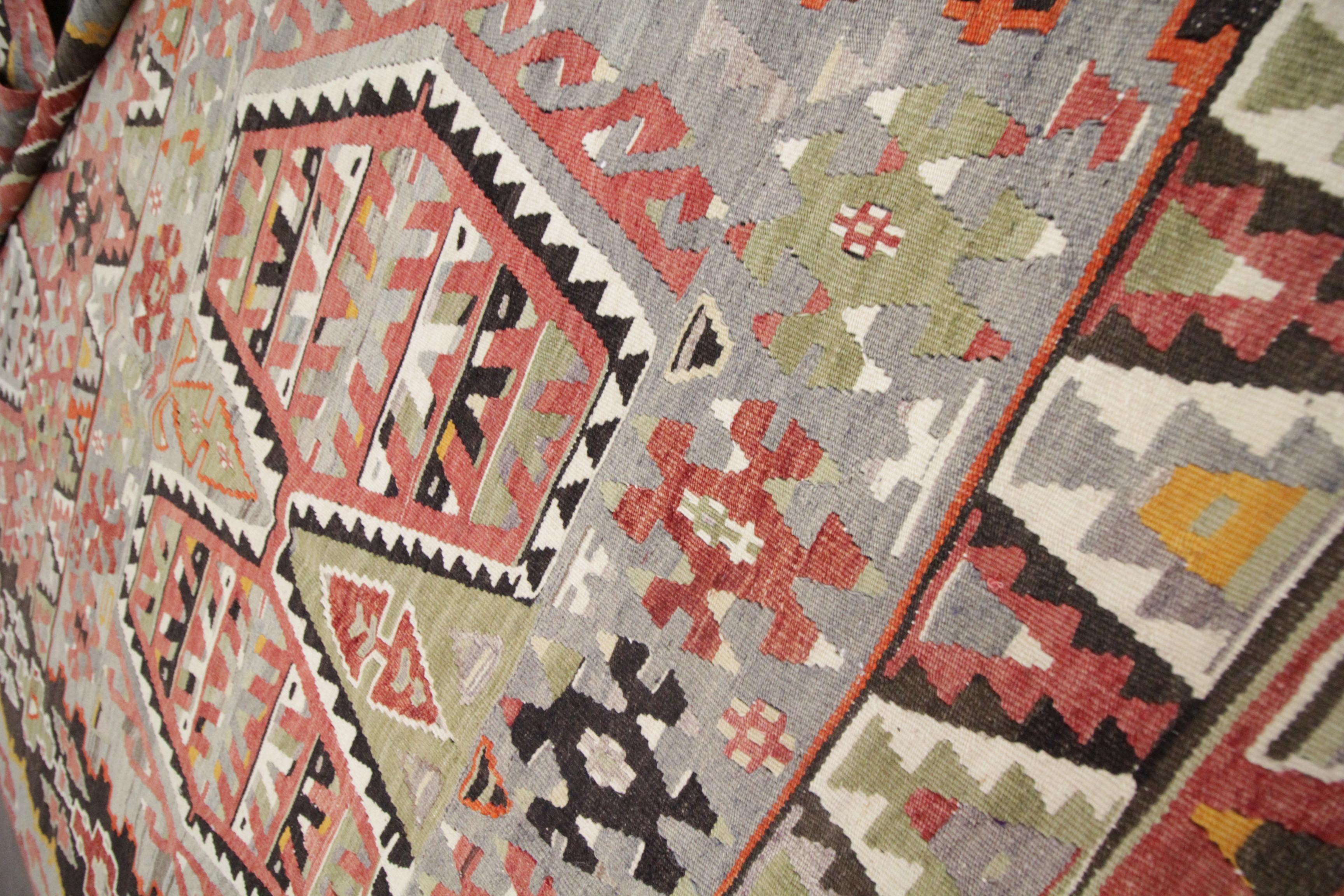 Antiker handgefertigter Kilims-Teppich, geometrischer türkischer Kelim-Teppich (Organisches Material) im Angebot