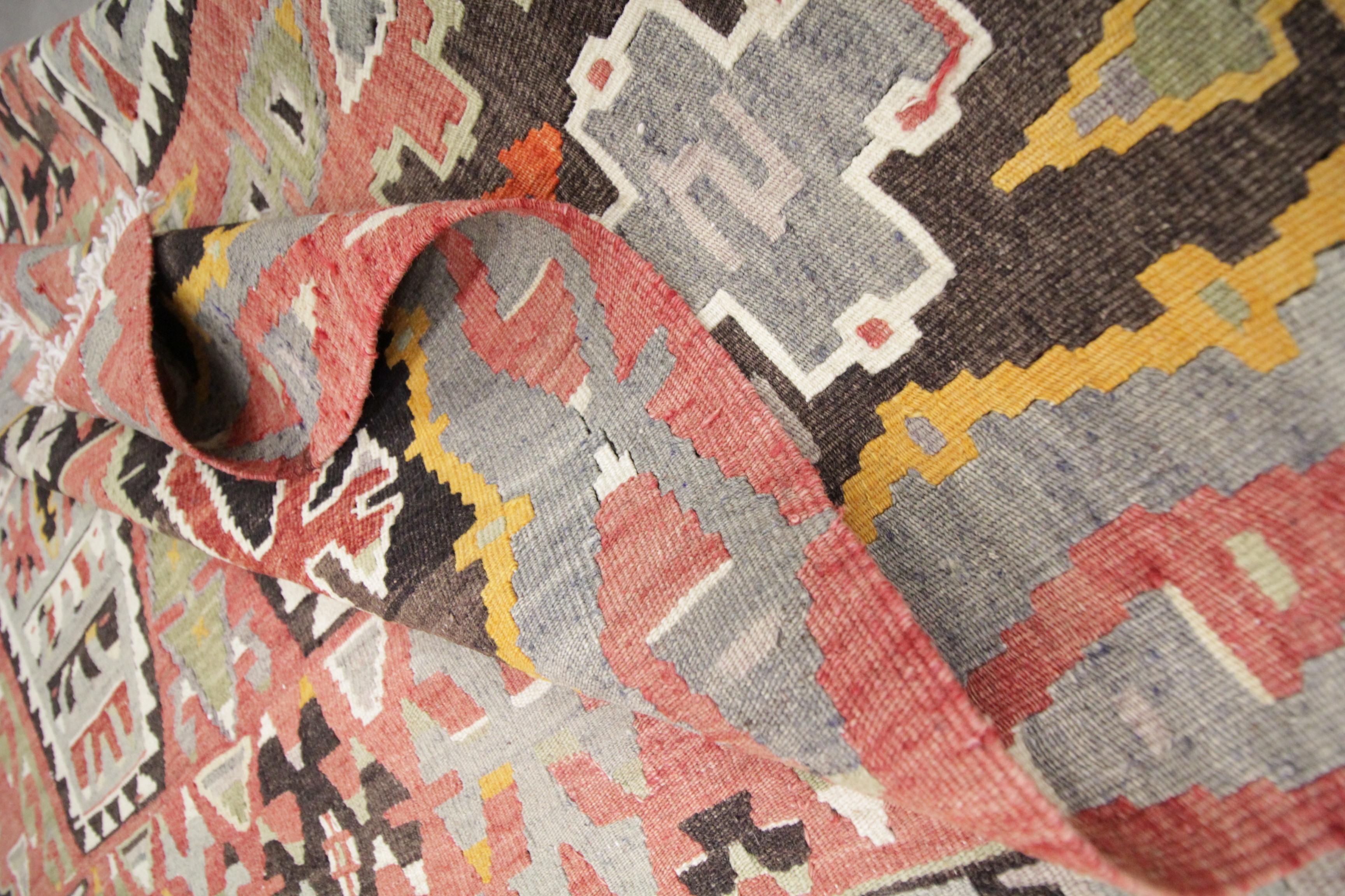 Antiker handgefertigter Kilims-Teppich, geometrischer türkischer Kelim-Teppich im Angebot 1
