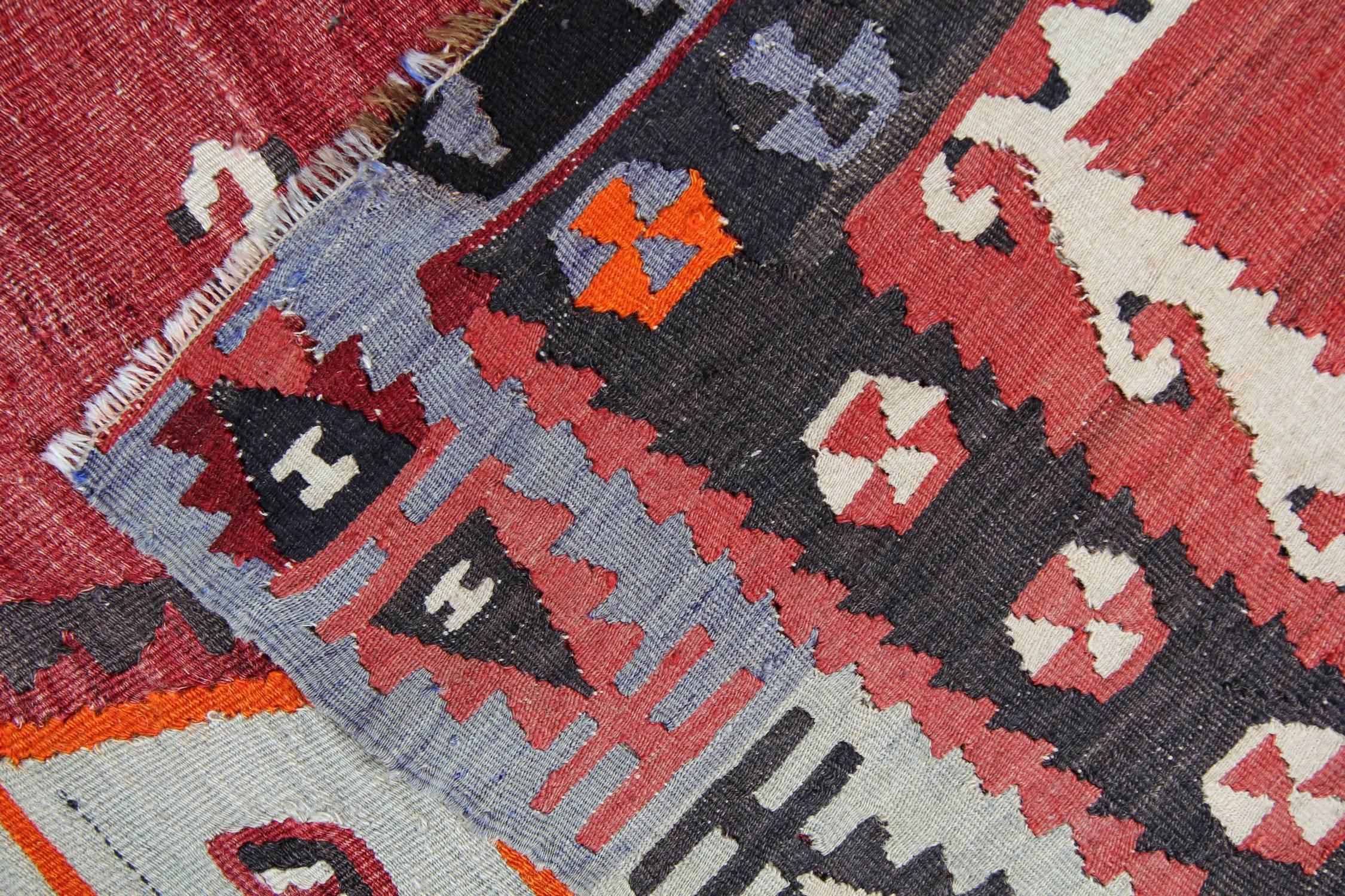 Tapisserie à l'aiguille Tapis anciens Kilim rouge Tapis Sarkisla Tapis turc en vente géométrique en vente