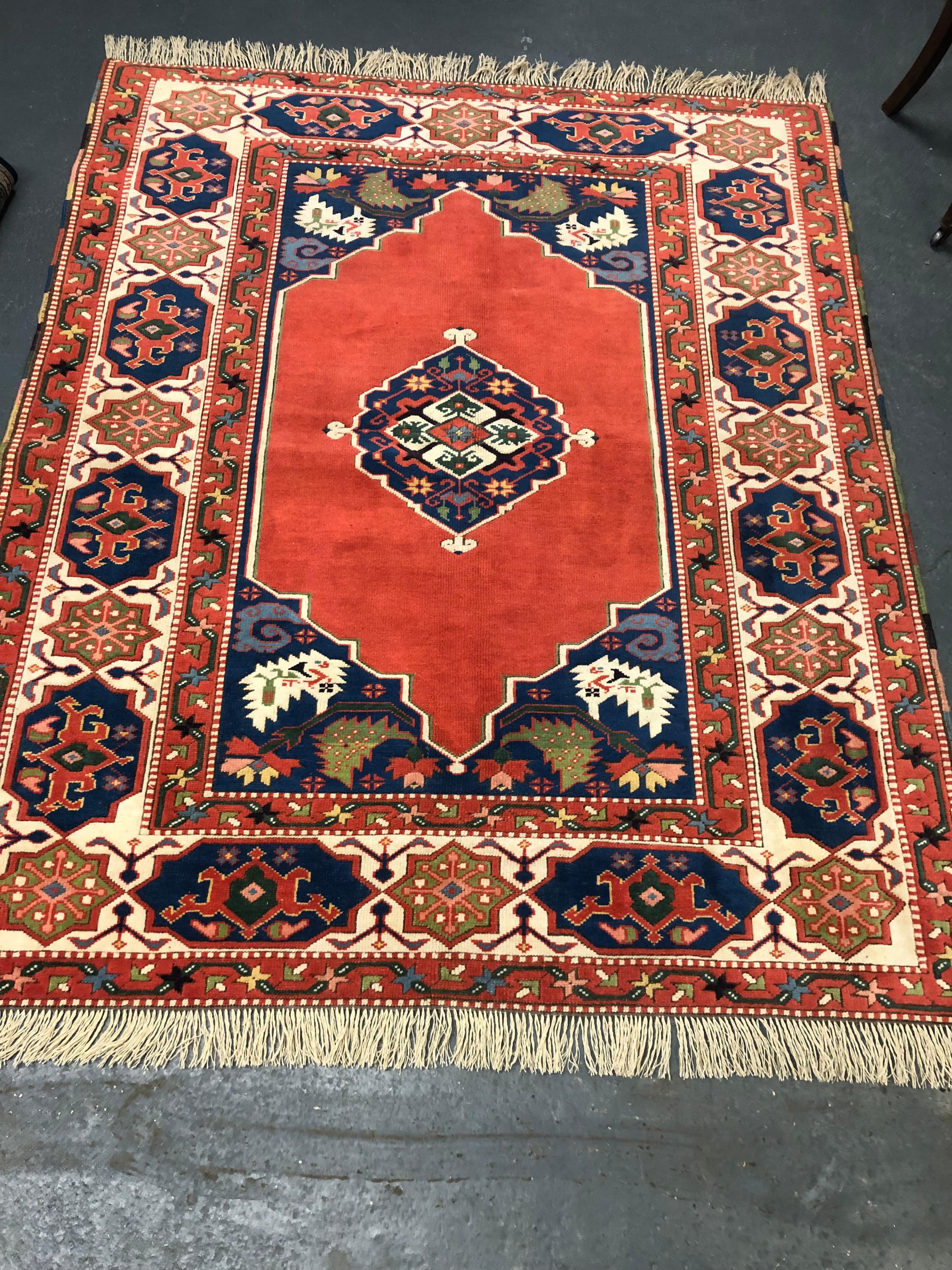 ¿Buscas un toque de encanto vintage para añadir calidez a tu espacio vital? Nuestra alfombra roja antigua hecha a mano es atemporal y destila elegancia e historia. Fabricada con esmero en la década de 1950, esta alfombra anudada a mano está en