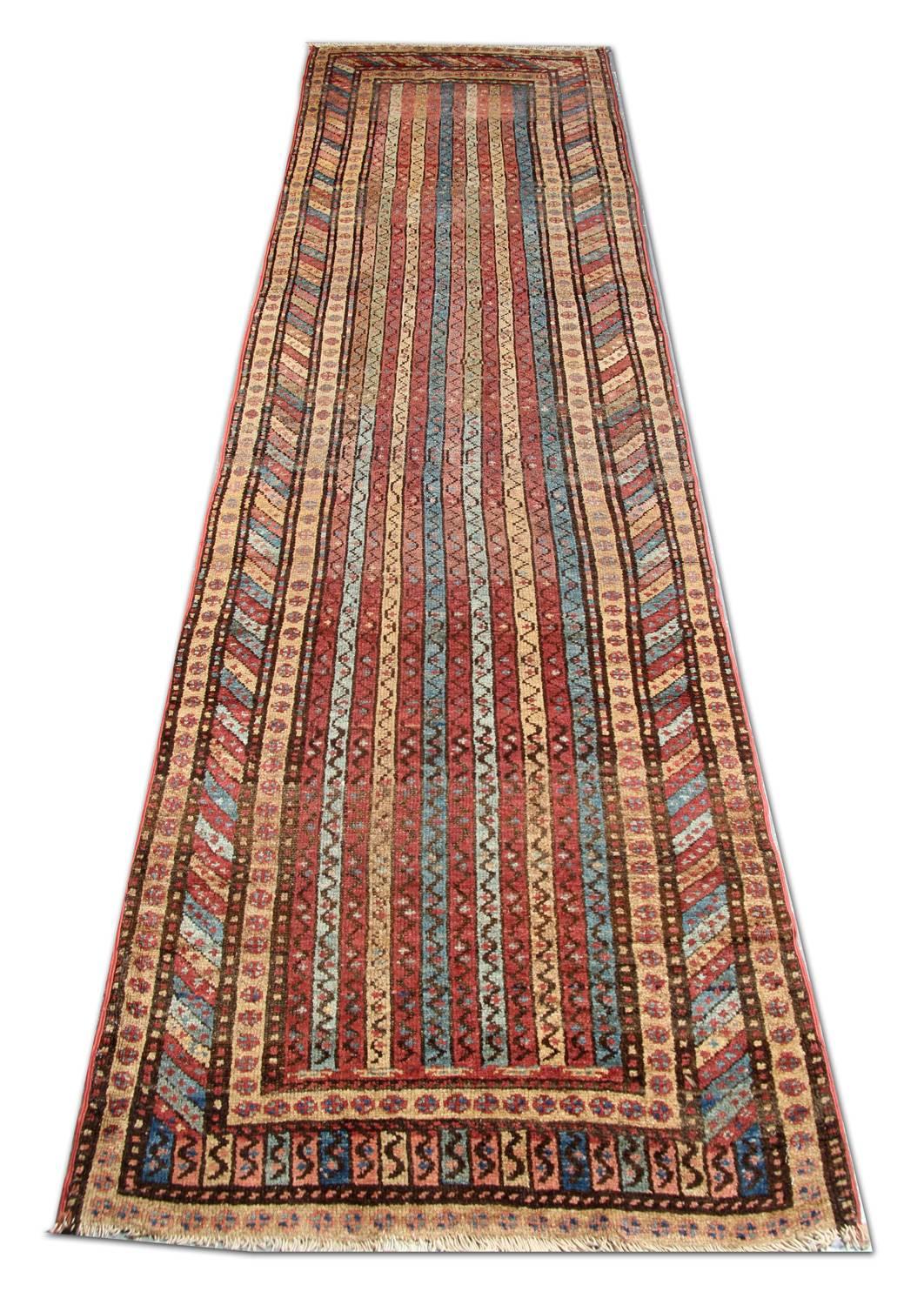 Dieser handgefertigte Orientteppich, der aus traditionellen Nomadenteppichen hervorgegangen ist, ist ein antiker Streifenteppich aus Schirwan mit einer spektakulären Anordnung von modularen Streifen und klassischen Bordürenmotiven, die einen