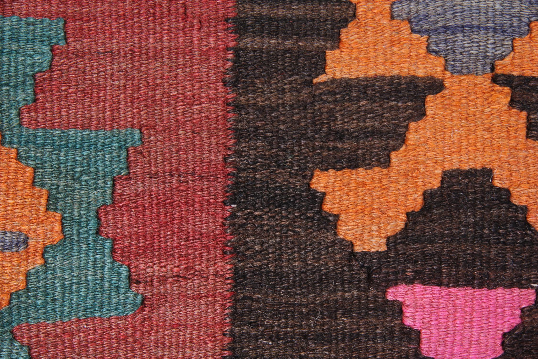 Antique Rugs Vintage Oriental Rug Handwoven Carpet  Turkish Kilim Rug Runner In Excellent Condition For Sale In Wembley, GB