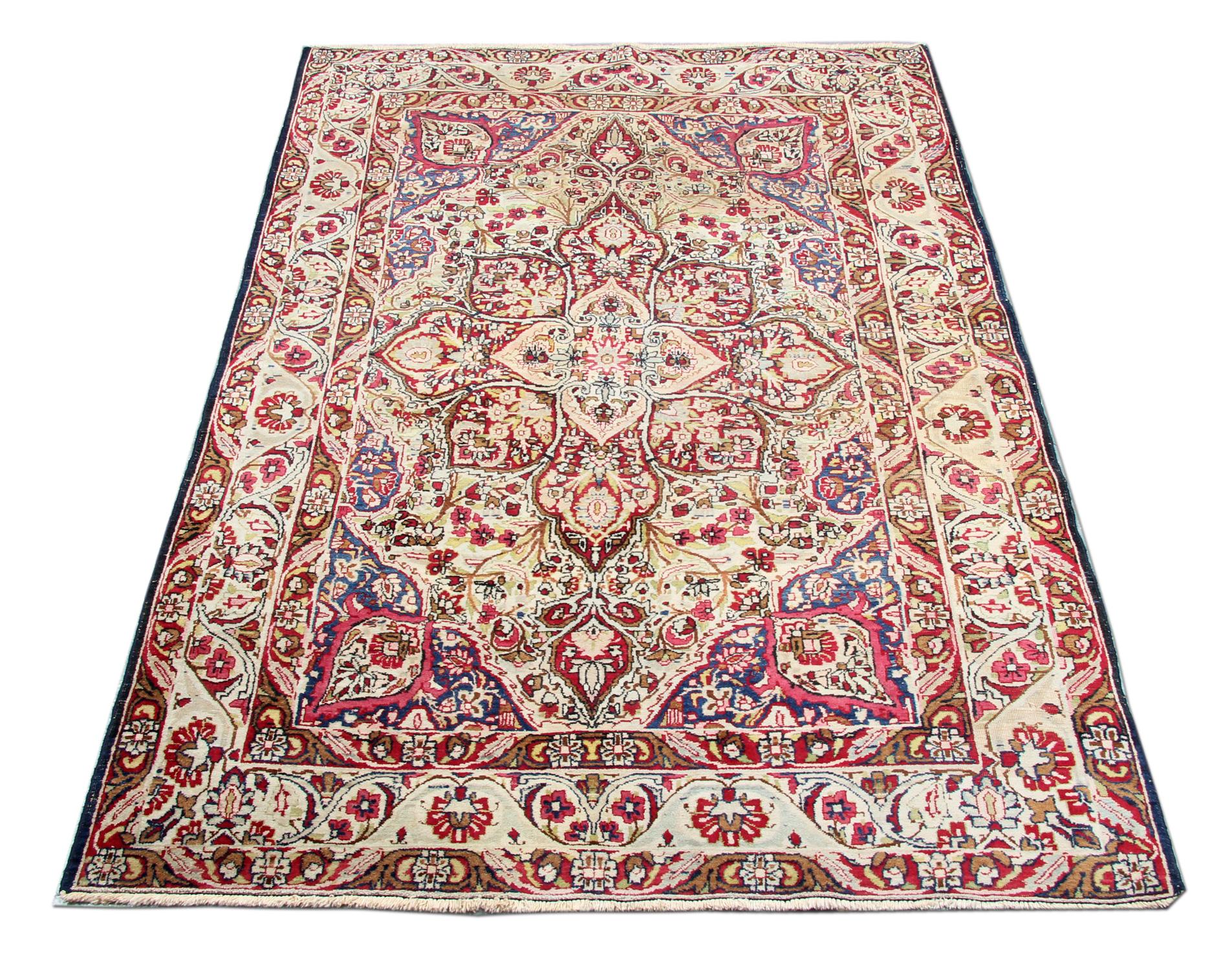 Antique Rugs Wool Oriental Rug Handmade Traditional Floral Carpet In Excellent Condition For Sale In Hampshire, GB