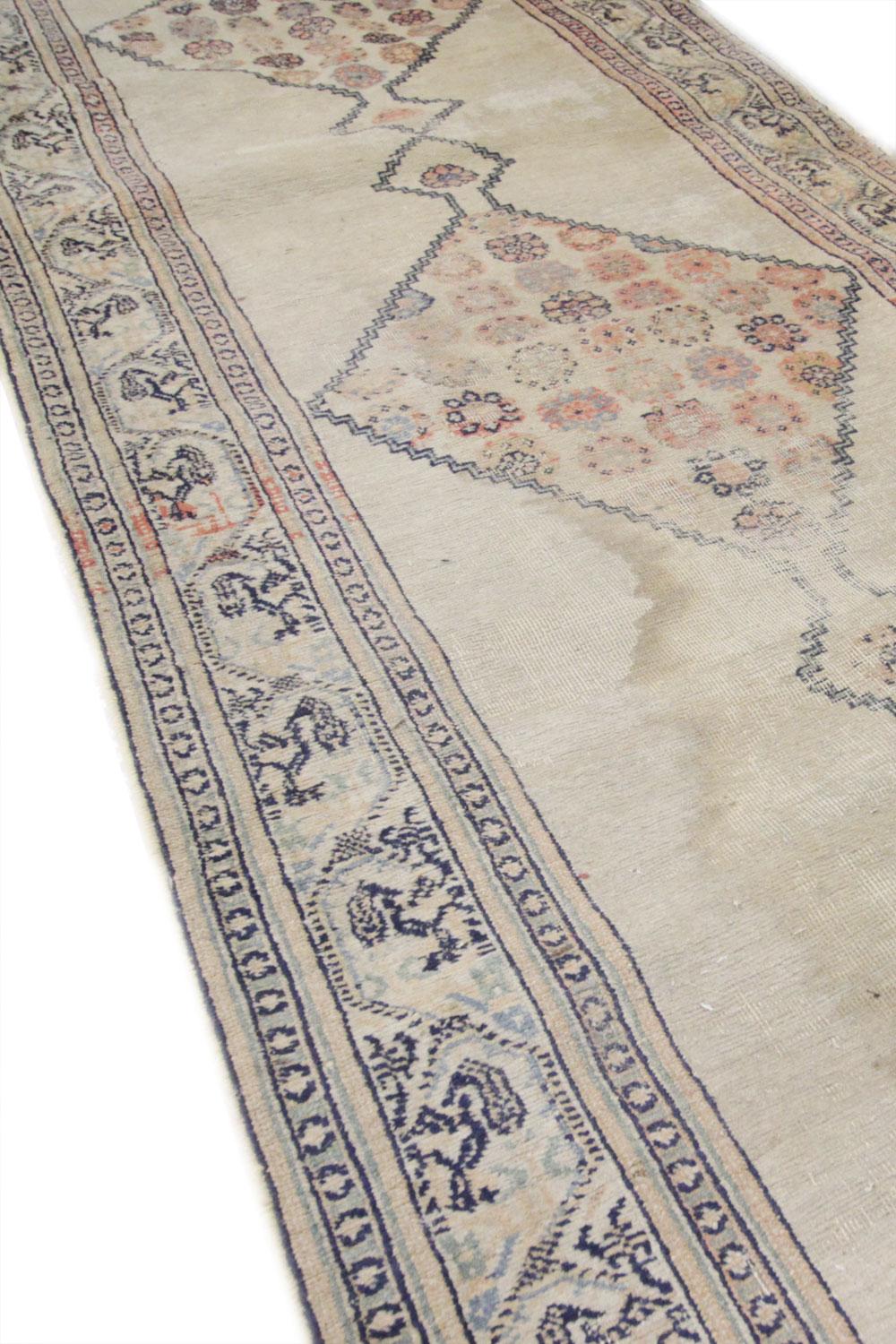 Diese eine von einer Art antiken Teppich wurde im Jahr 1900 handgewebt es verfügt über eine Wiederholung Rautenmuster durch die Mitte mit Motiv Details gewebt innen, all dies ist auf einem hellen beige / Creme Hintergrund. Eine mehrschichtige