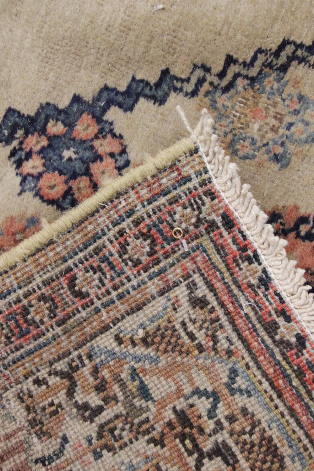 Antiker antiker Läufer 1900, kaukasischer handgefertigter Teppich aus cremefarbener Wolle (Rustikal) im Angebot