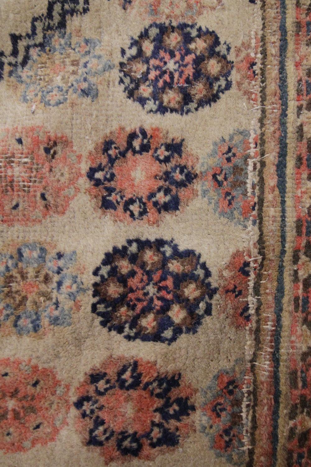 Antiker antiker Läufer 1900, kaukasischer handgefertigter Teppich aus cremefarbener Wolle (Kaukasisch) im Angebot