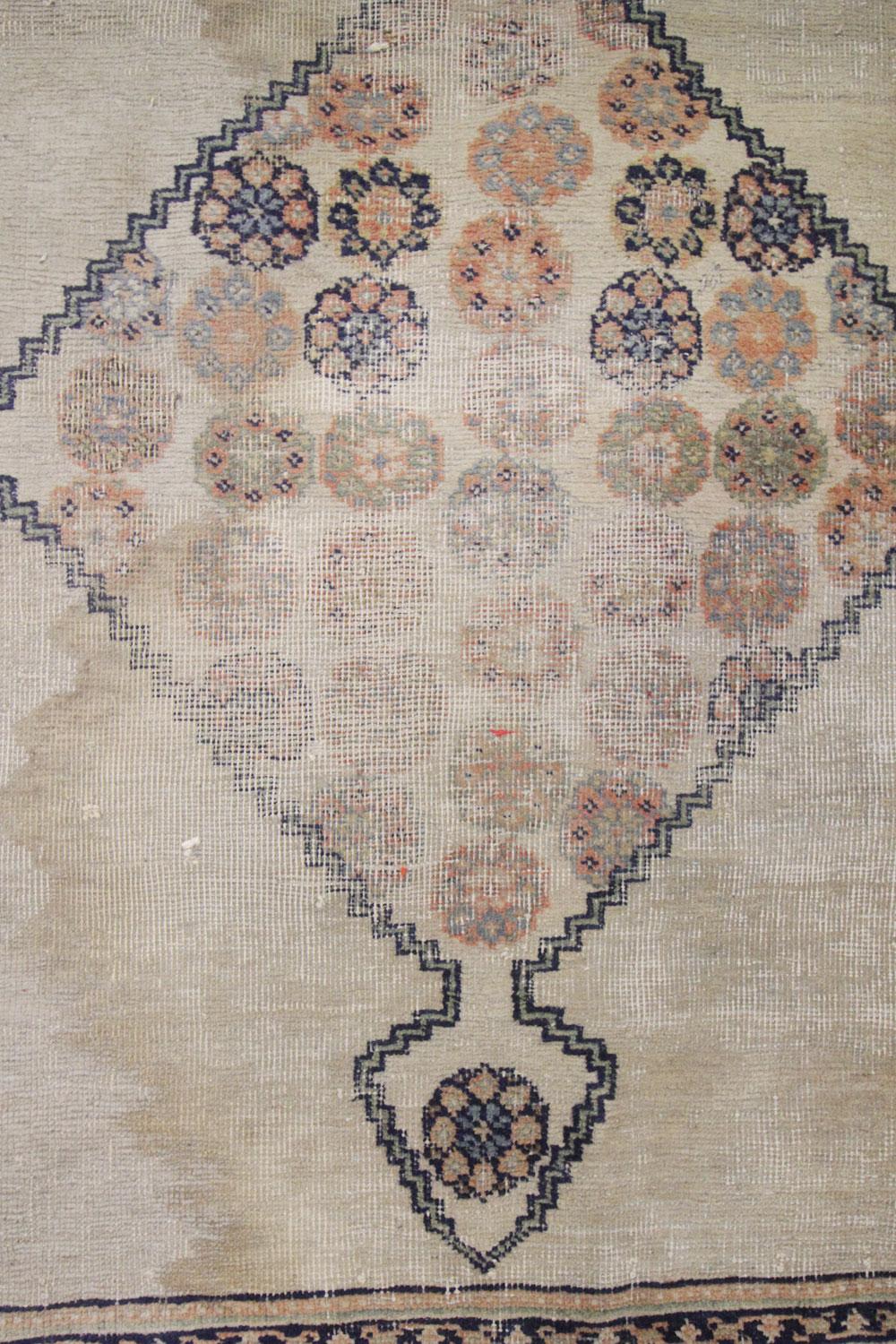 Antiker antiker Läufer 1900, kaukasischer handgefertigter Teppich aus cremefarbener Wolle im Angebot 1