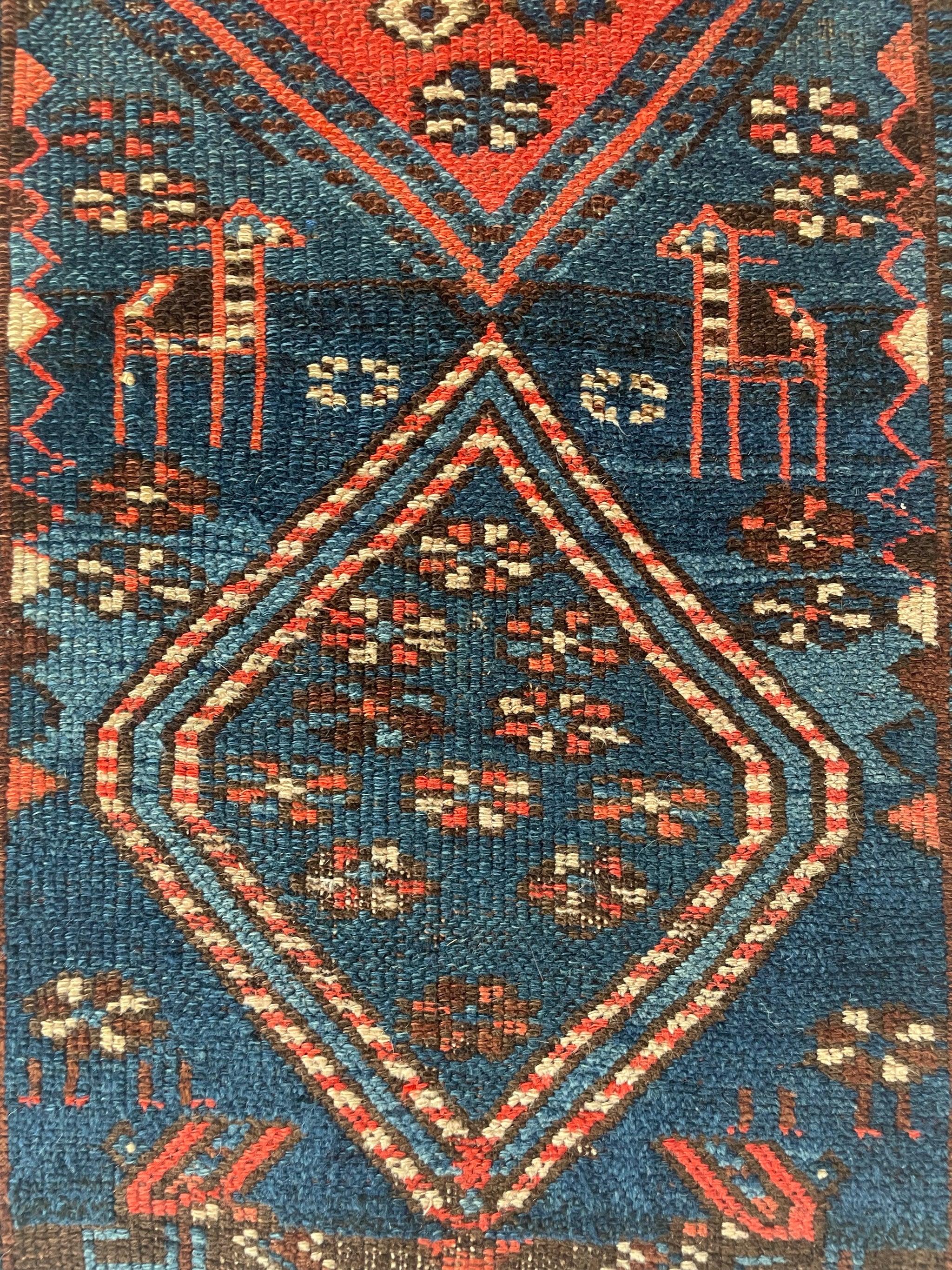 Chemin de table ancien avec de charmants animaux protecteurs, A.I.C., c.1930-40. Bon état - En vente à Milwaukee, WI