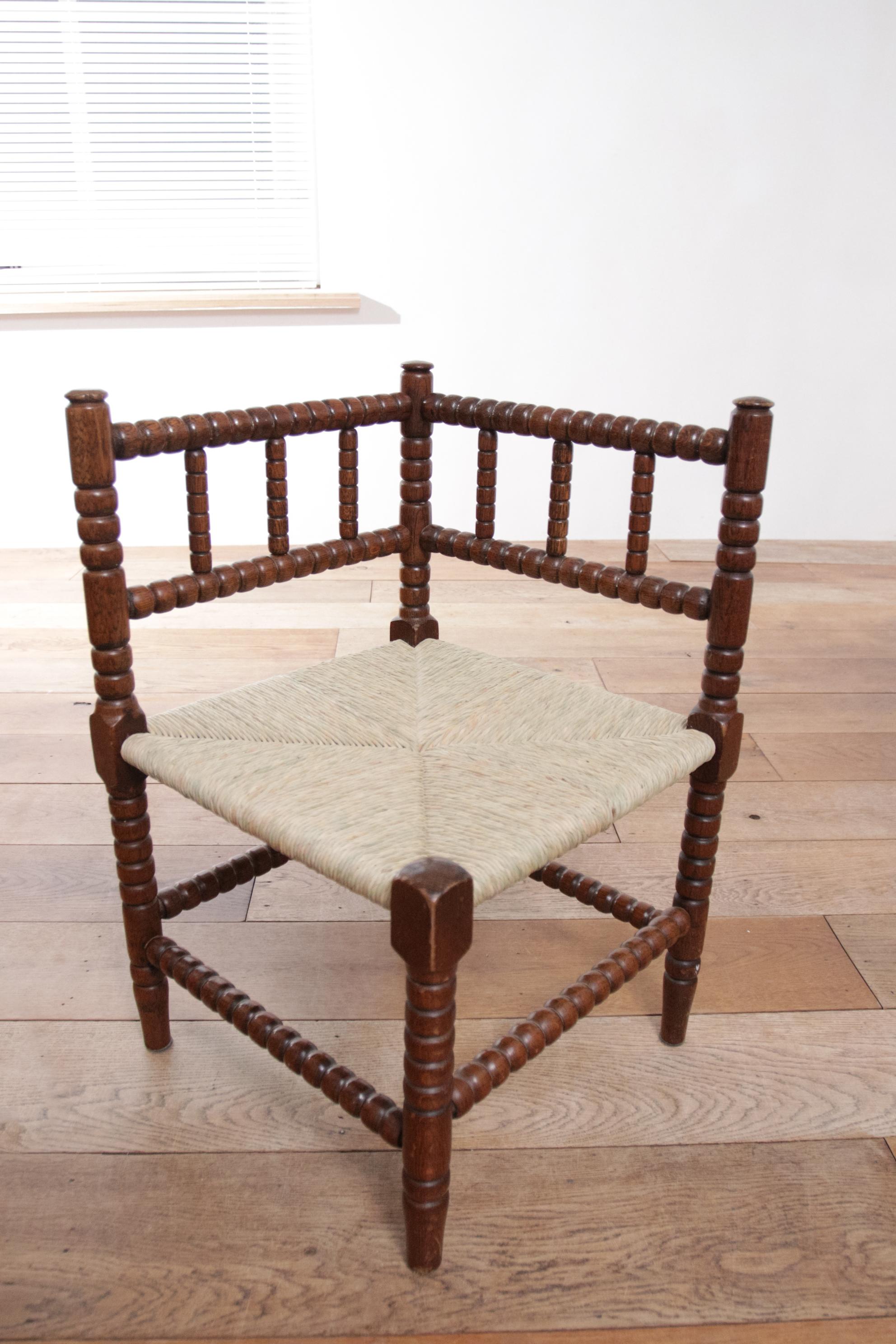 Jonc Ancienne chaise d'angle hollandaise sculptée avec New Rush nr2 en vente