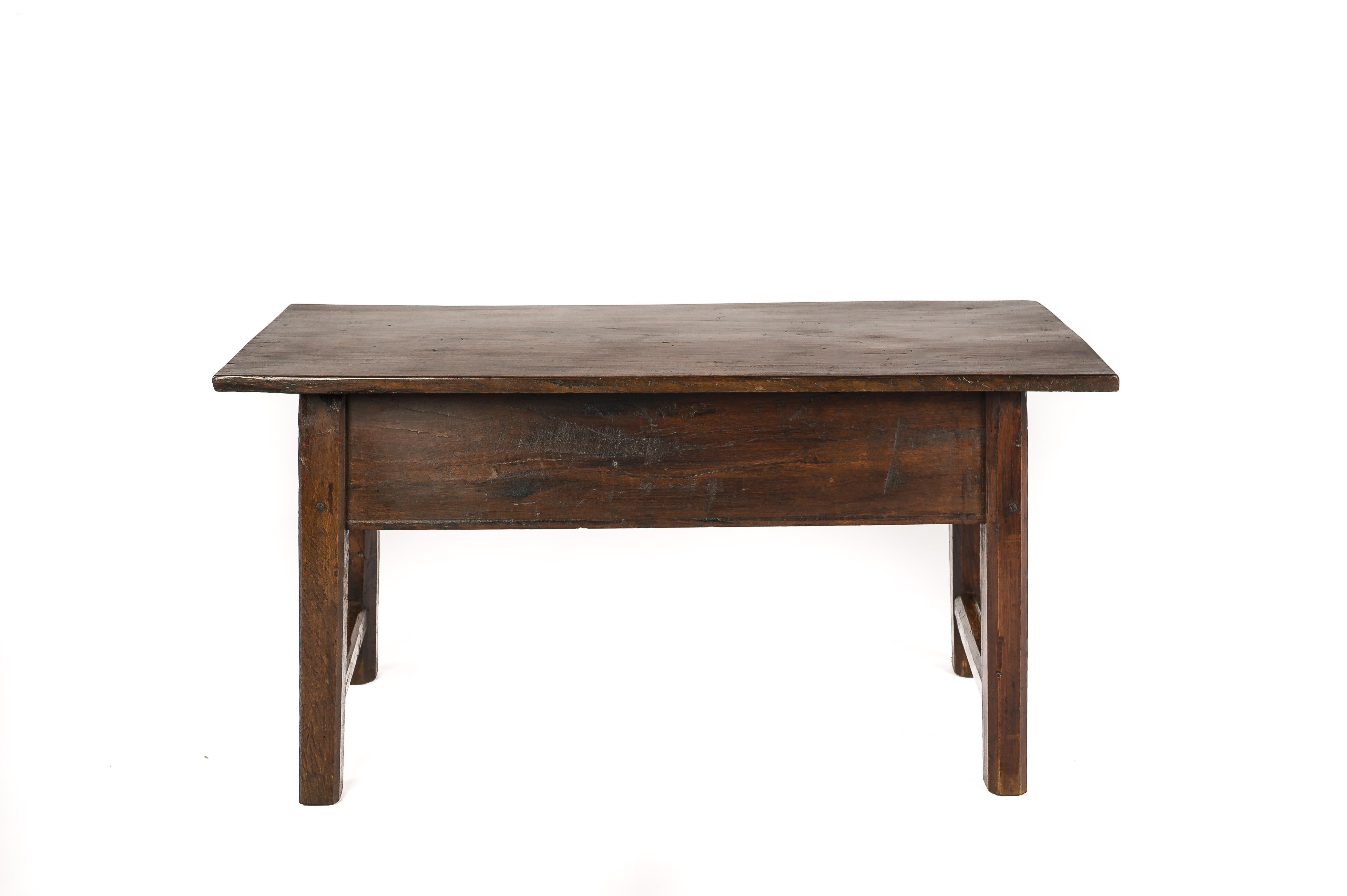 Antique Rural Early 19th Century Warm Brown Spanish Chestnut Coffee Table In Good Condition For Sale In Casteren, NL
