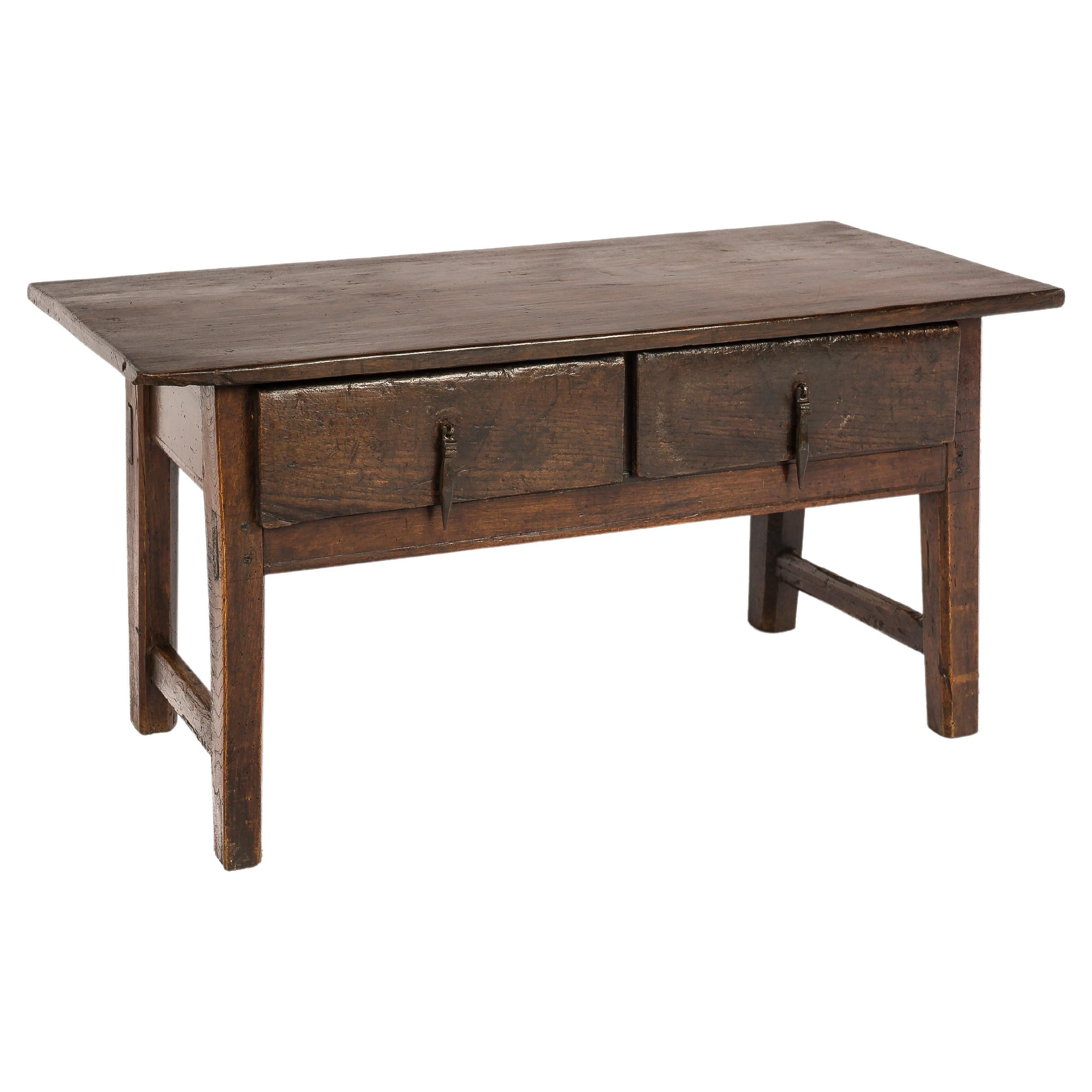 Ancienne table basse rurale espagnole du début du 19ème siècle en châtaignier marron chaud