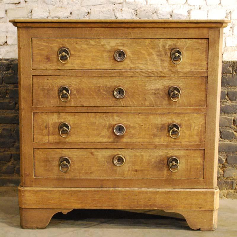 A beautifully proportioned small scale French oak four drawer chest or commode.
This country style chest originates in rural France and circa 1880.
All visible wood is made in fine solid oak. The paneled back is made in pine as well as the drawers
