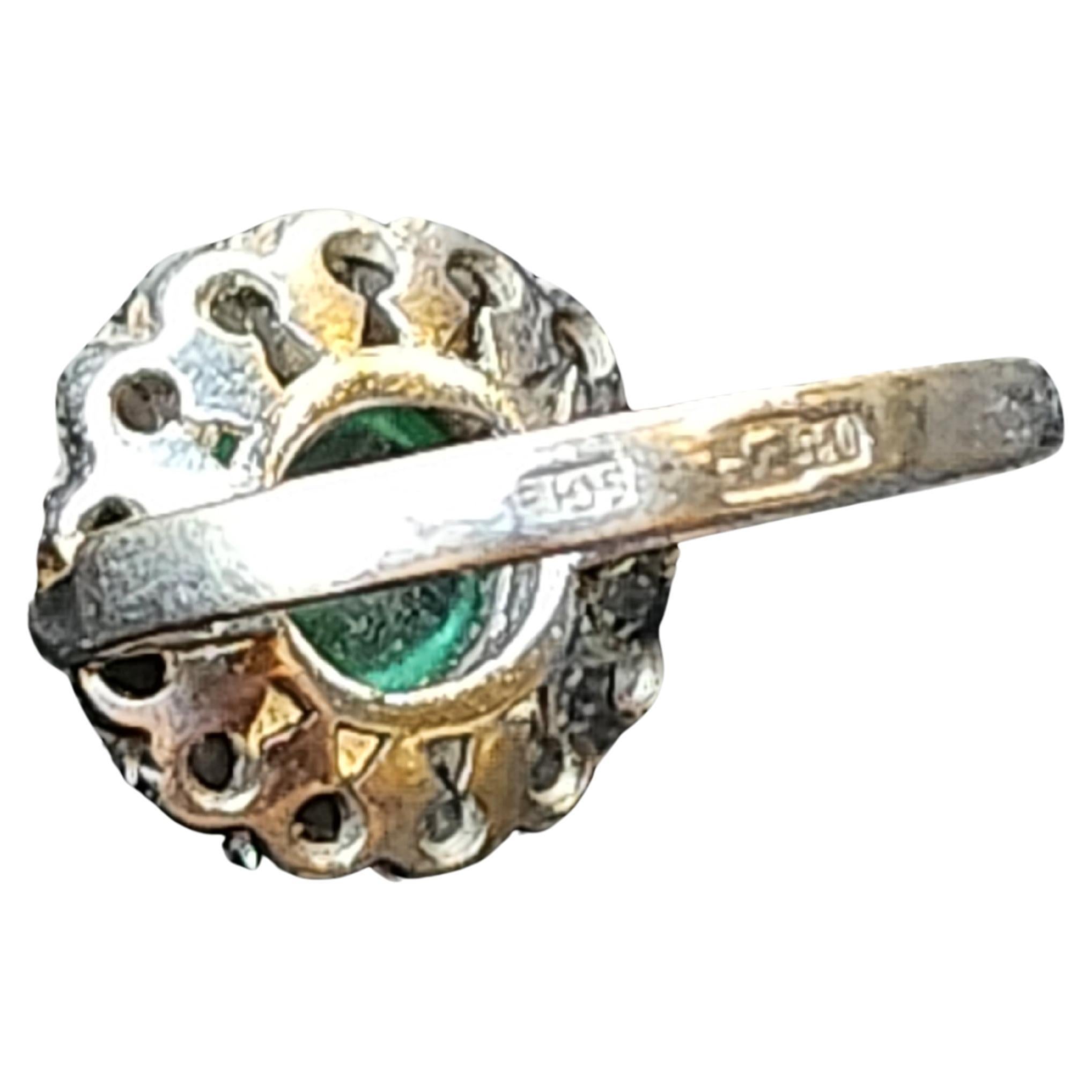 Antiker seltener russischer Ring 1919s platinume Ring zentriert mit natürlichem grünem Smaragd geschätztes Gewicht 1.5 Karat 6.8mm Durchmesser Stein flankiert mit rose geschliffenen Diamanten Halle markiert 950 platinume Standard und Moskau Stadt