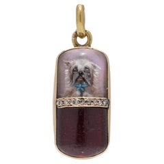 Pendentif russe ancien en or jaune 21 carats représentant une miniature de chien et serti d'un diamon