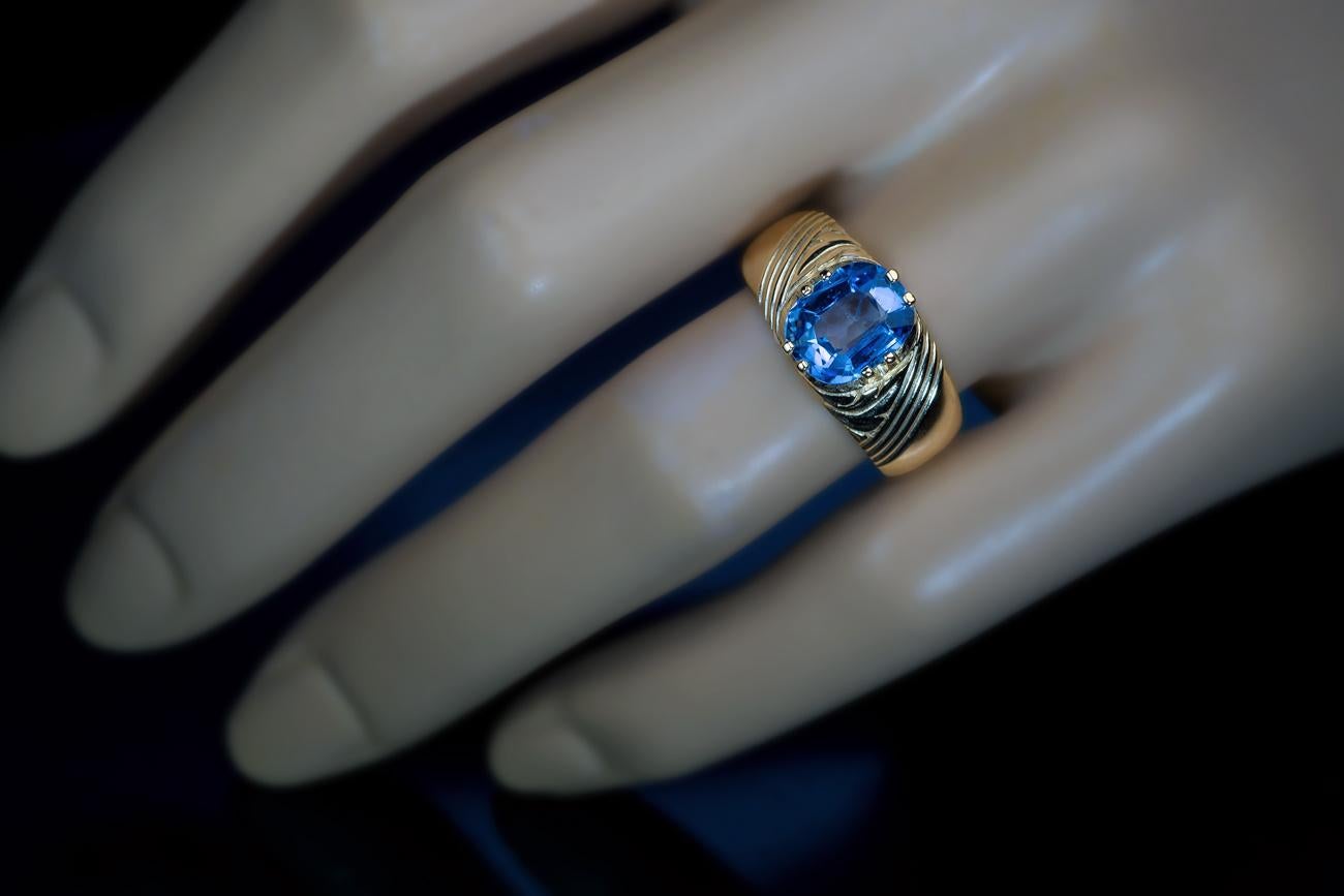 Antique Russian 2.50 Carat Sapphire Gold Unisex Ring In Excellent Condition In Chicago, IL