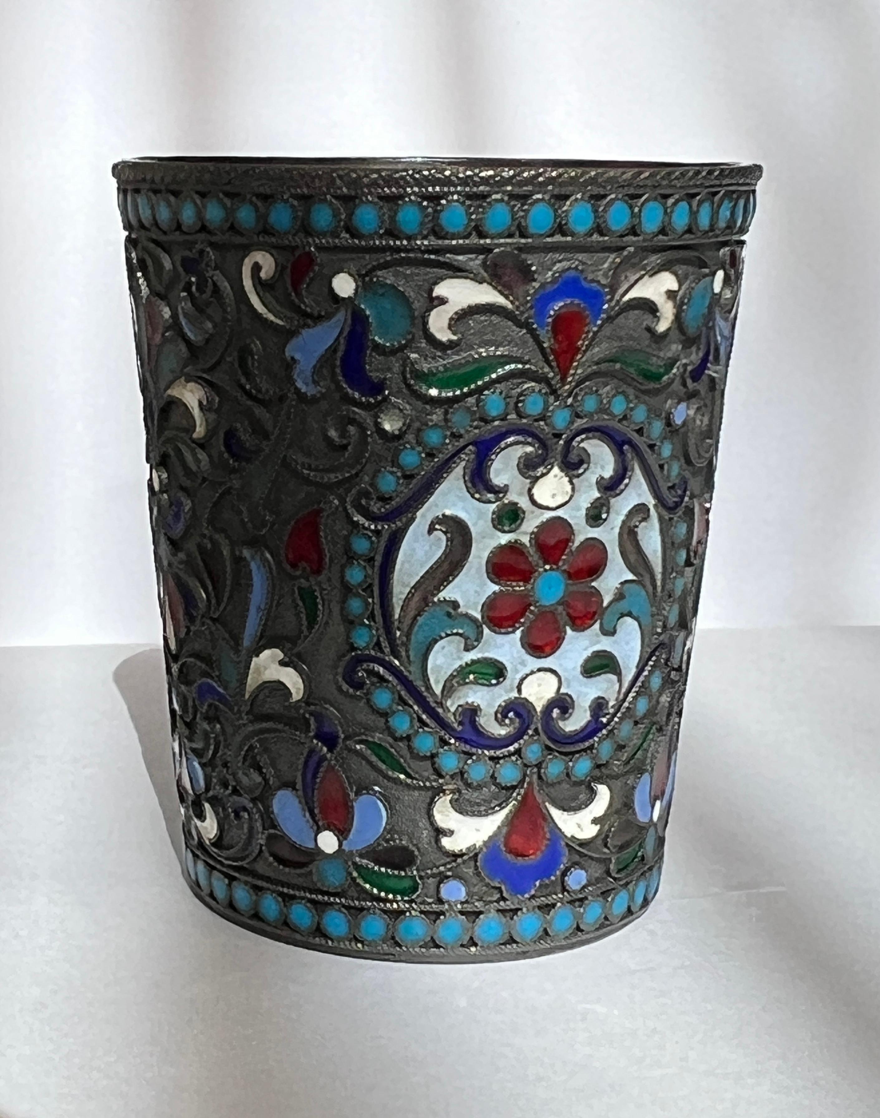 Antica coppa russa 84. in argento dorato e smalto cloisonné.
Realizzato in Russia, nel XIX secolo.
La tazza è contrassegnata da marchi di fabbrica. In basso con l'iscrizione: 