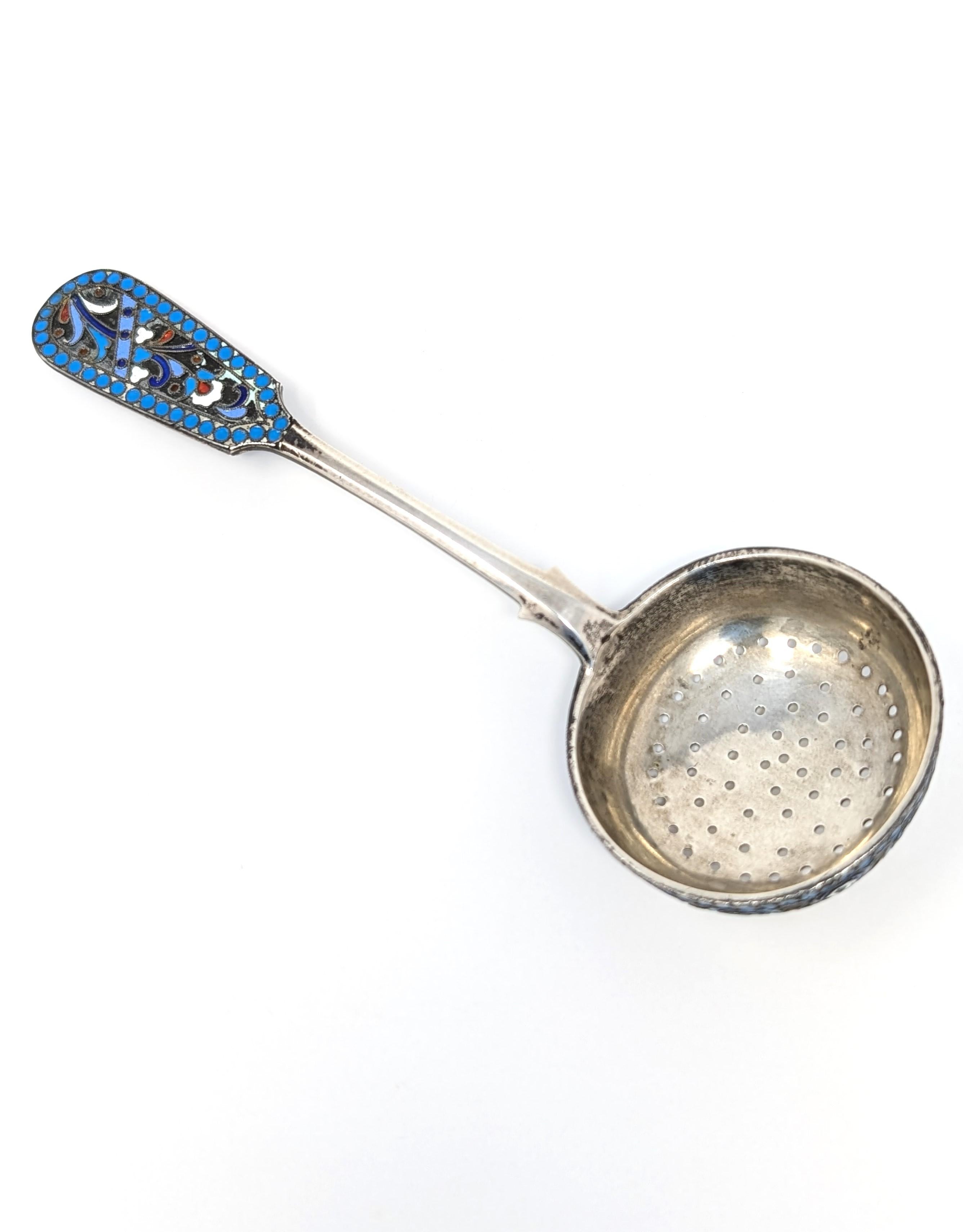 Antiguo colador de té de plata imperial rusa, ornamentado con fino trabajo de esmalte cloisonné. Completamente marcado en la parte posterior del colador con la marca kokoshnik junto con una marca de fabricante desconocida. Data de finales de 1800 a