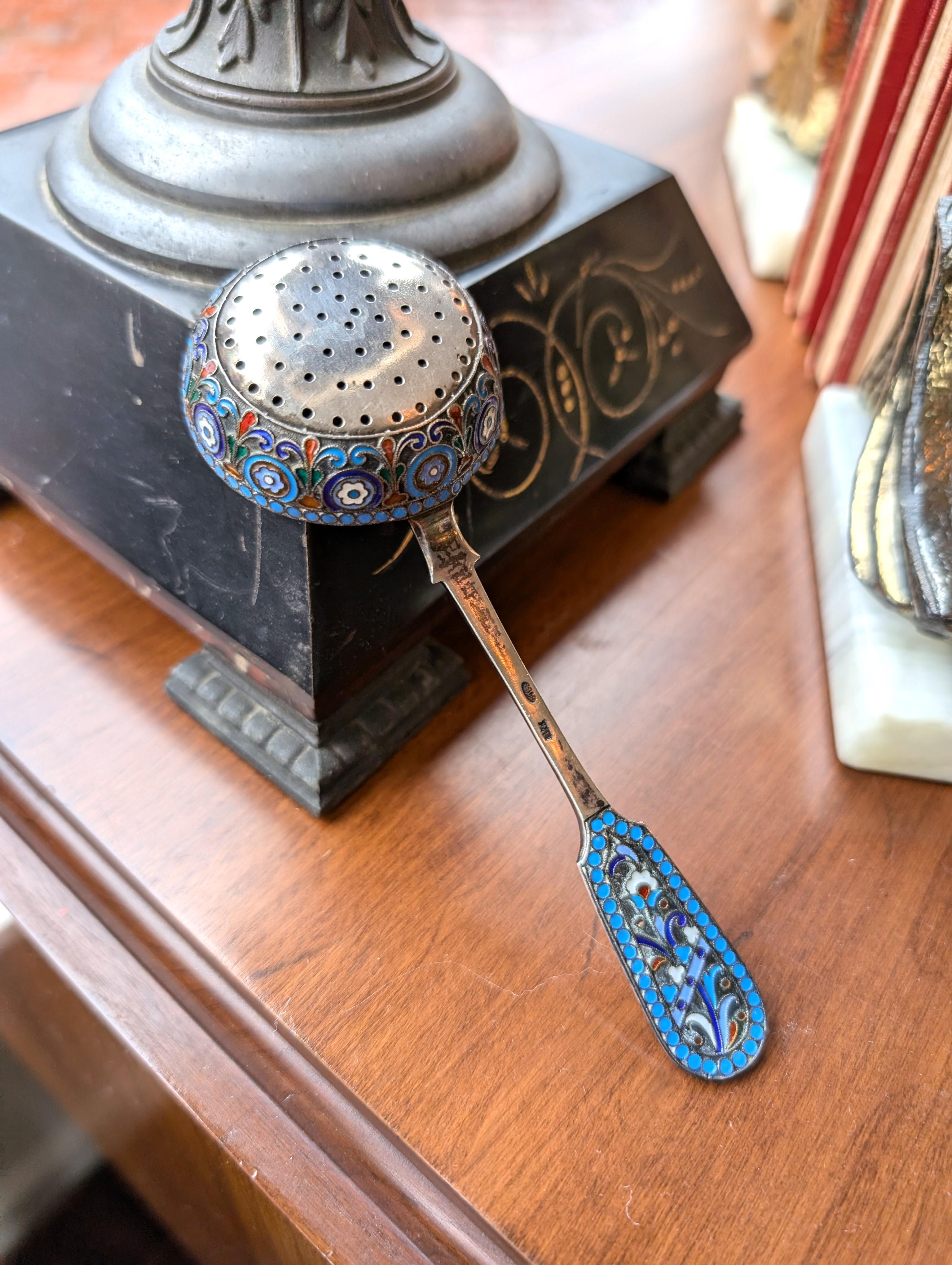 Colador de té antiguo ruso 875 de plata esmaltada marca Kokoshnik Cloisonné en Bueno estado para la venta en Greer, SC