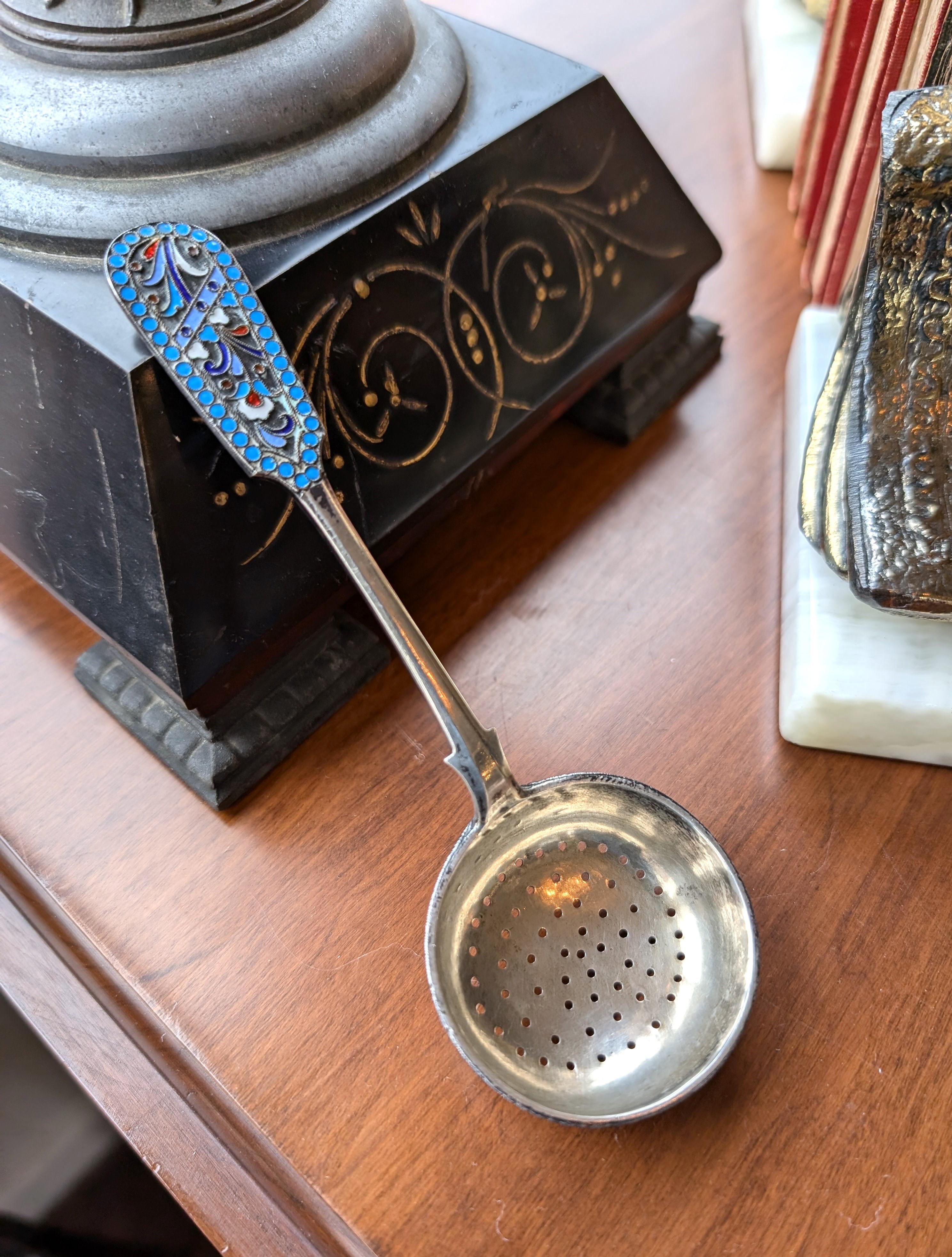 Colador de té antiguo ruso 875 de plata esmaltada marca Kokoshnik Cloisonné siglo XX en venta