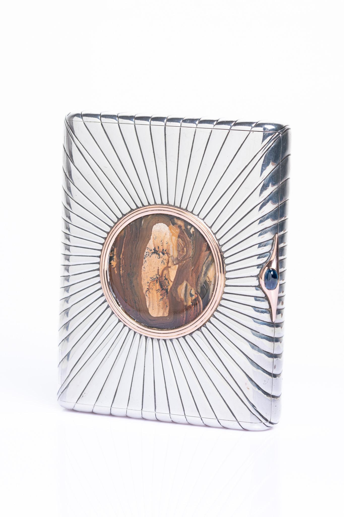 This exquisite and rare 9ct gold and silver beautiful cappuccino agate cigarette case was made circa 1908 by Vasily Kangin, Russian goldsmith and silver craftsman known for his fine jewellery and silver items. He also worked with court supplier