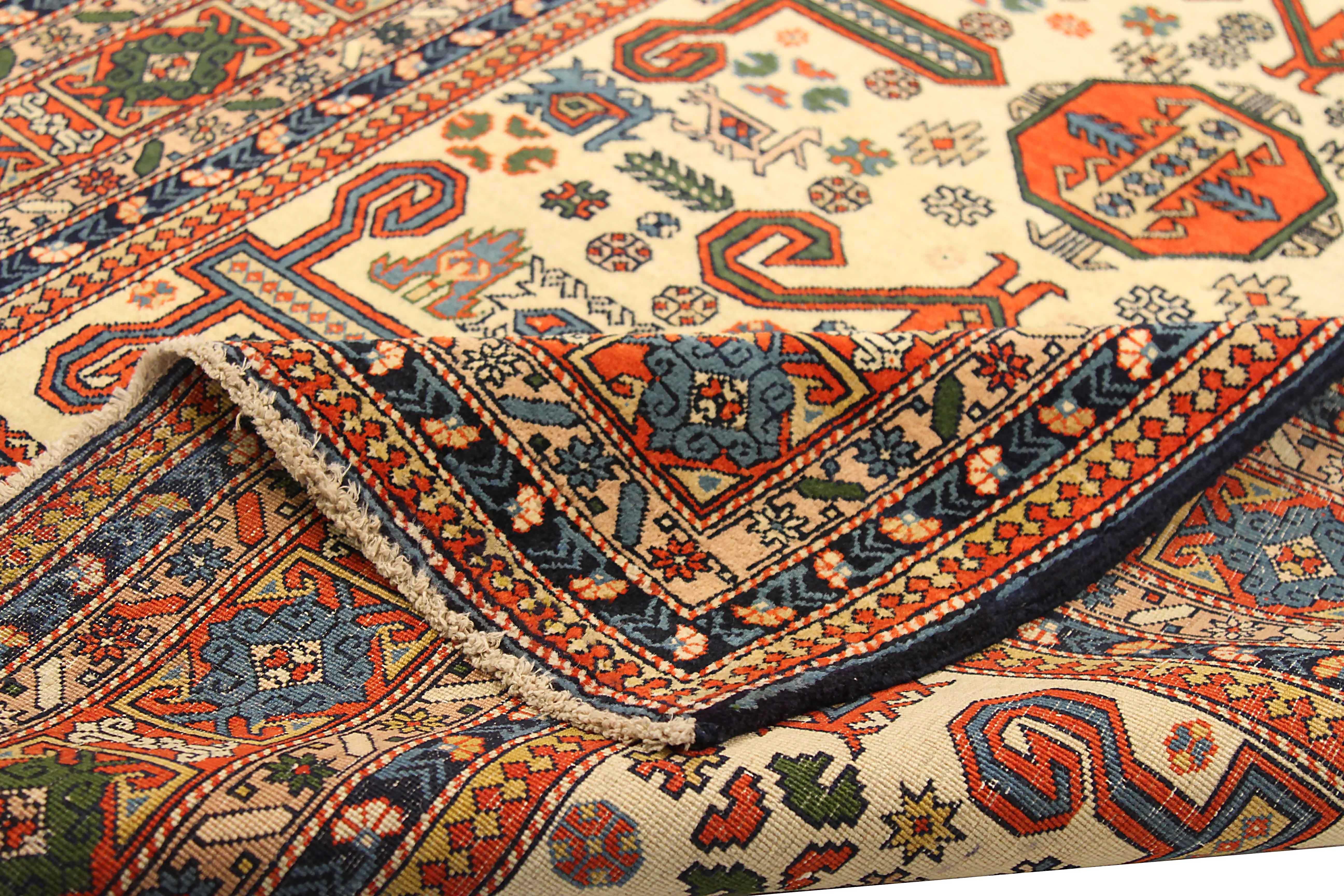 Antiker russischer Teppich im Azarbaijan-Design (Russisch) im Angebot