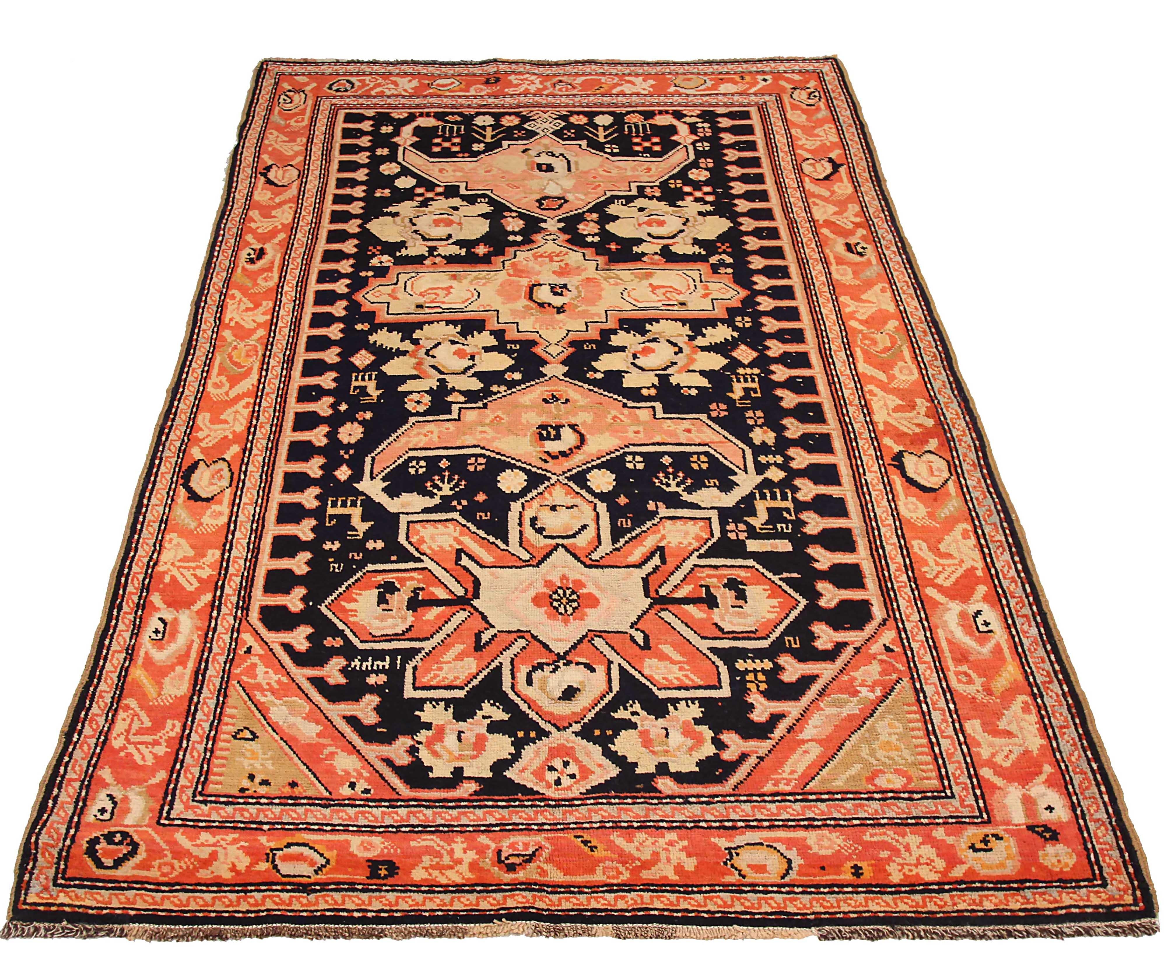 Ancien tapis russe tissé à la main à partir de la meilleure laine de mouton. Il est coloré avec des colorants végétaux entièrement naturels, sans danger pour les humains et les animaux de compagnie. Il s'agit d'un motif traditionnel Karebagh tissé à