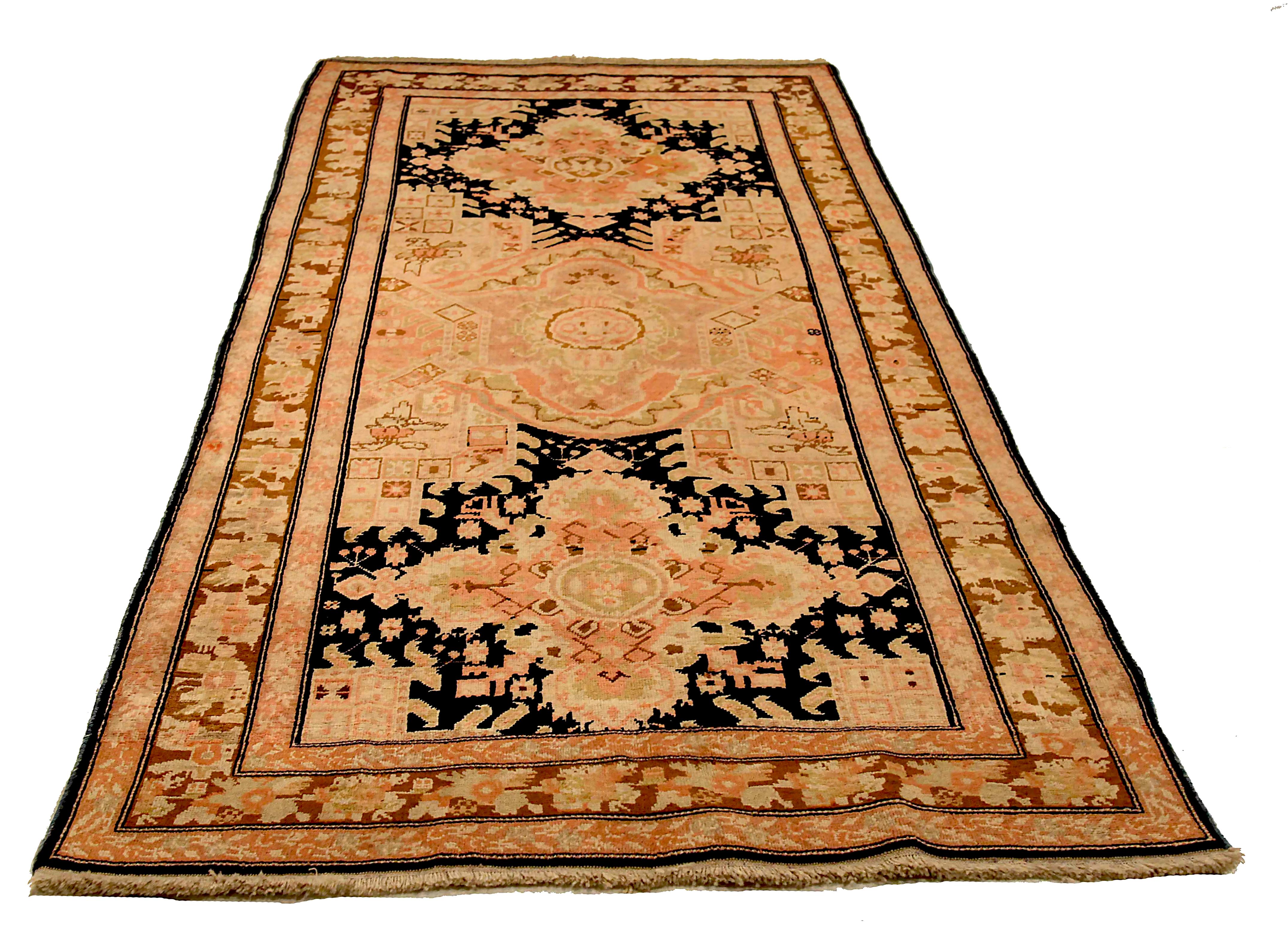 Ancien tapis russe tissé à la main à partir de la meilleure laine de mouton. Il est coloré avec des colorants végétaux entièrement naturels, sans danger pour les humains et les animaux de compagnie. Il s'agit d'un motif traditionnel Karebagh tissé à