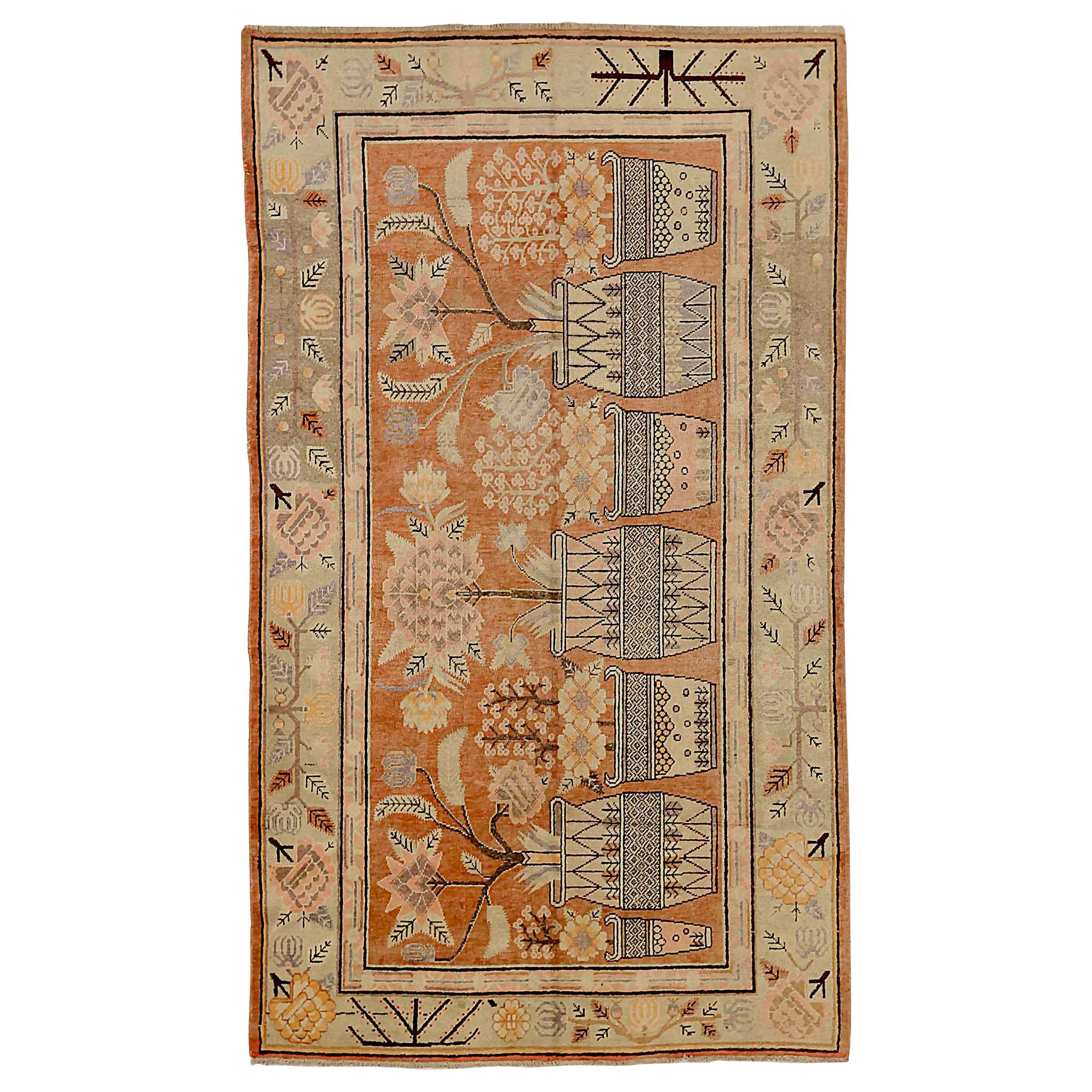 Antiker russischer Teppich im Khotan-Design, antik im Angebot