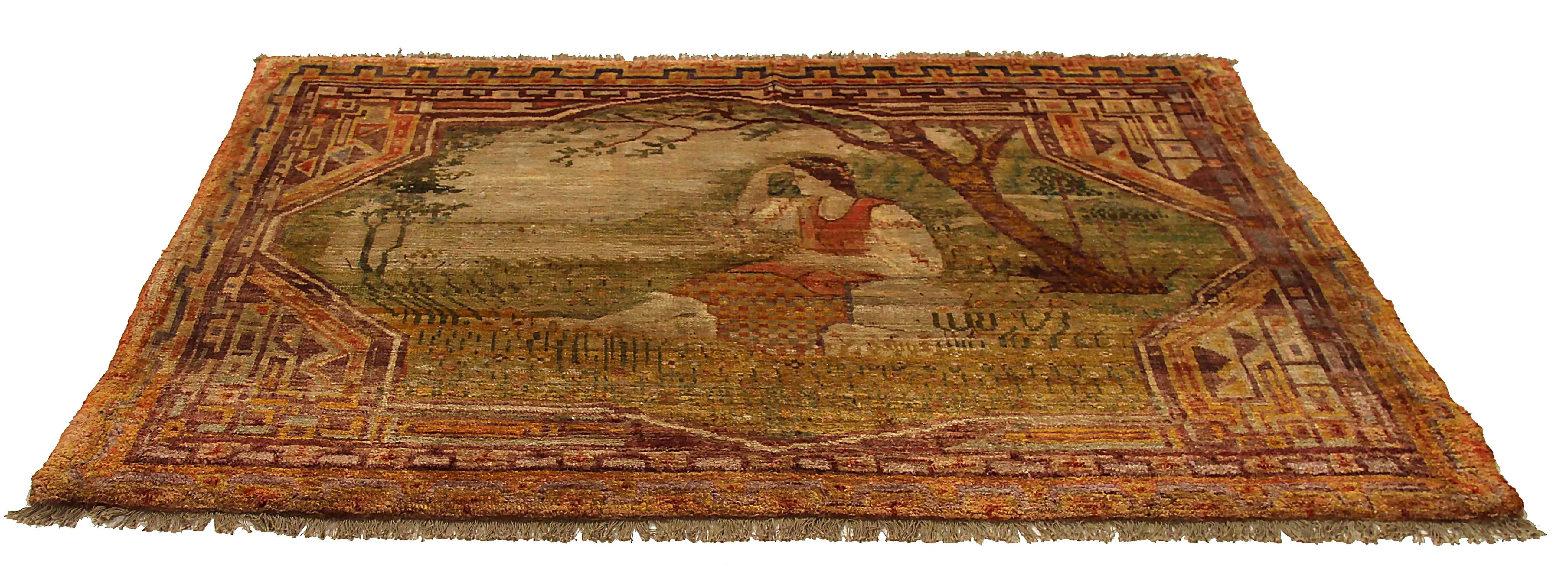 Ancien tapis russe tissé à la main à partir de la meilleure laine de mouton. Il est coloré avec des colorants végétaux entièrement naturels, sans danger pour les humains et les animaux de compagnie. Il s'agit d'un motif traditionnel du Khotan, tissé