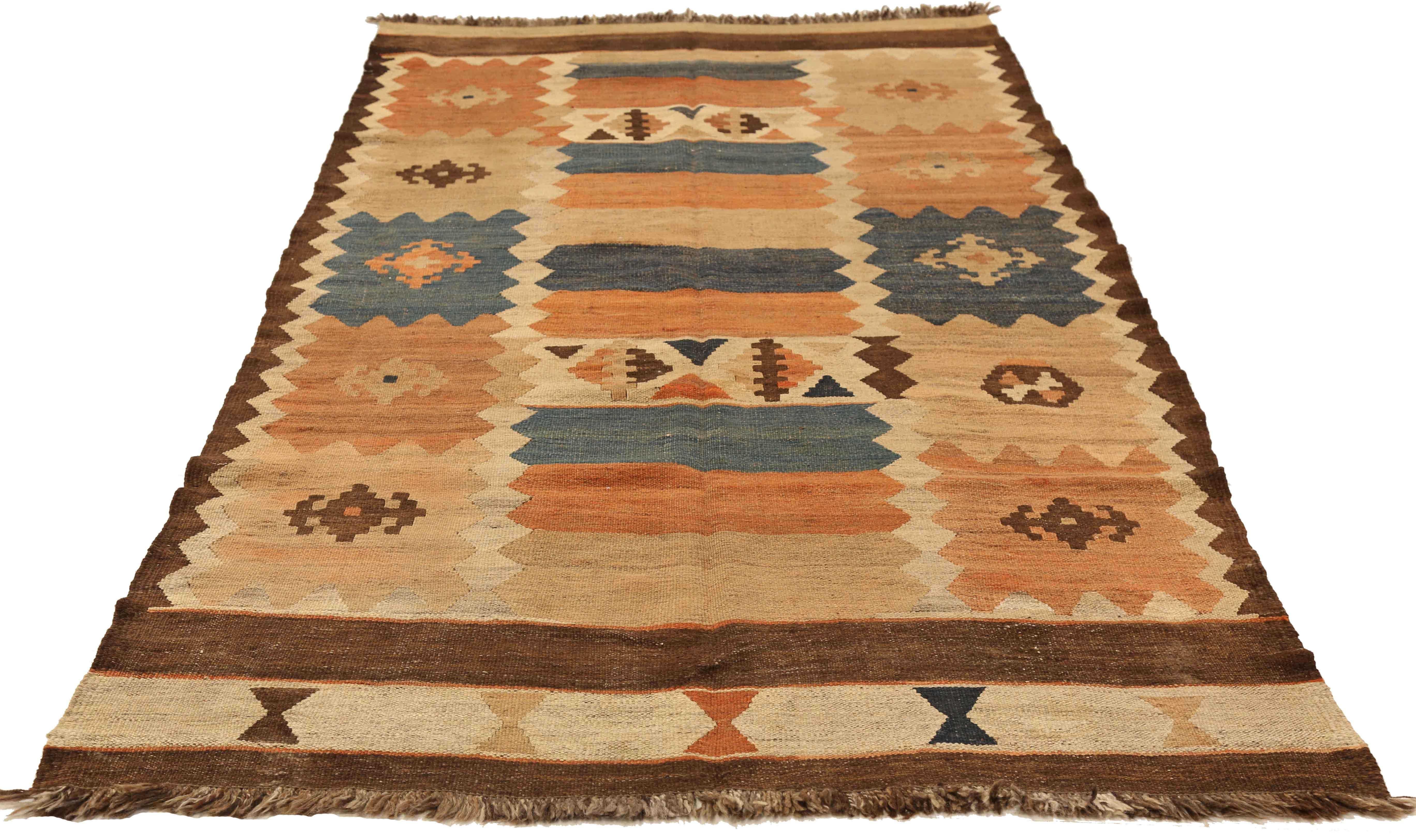 Antiker russischer Flächenteppich, handgewebt aus feinster Schafswolle. Es ist mit natürlichen pflanzlichen Farbstoffen gefärbt, die für Menschen und Haustiere sicher sind. Es handelt sich um ein traditionelles Kilim-Design, das von erfahrenen