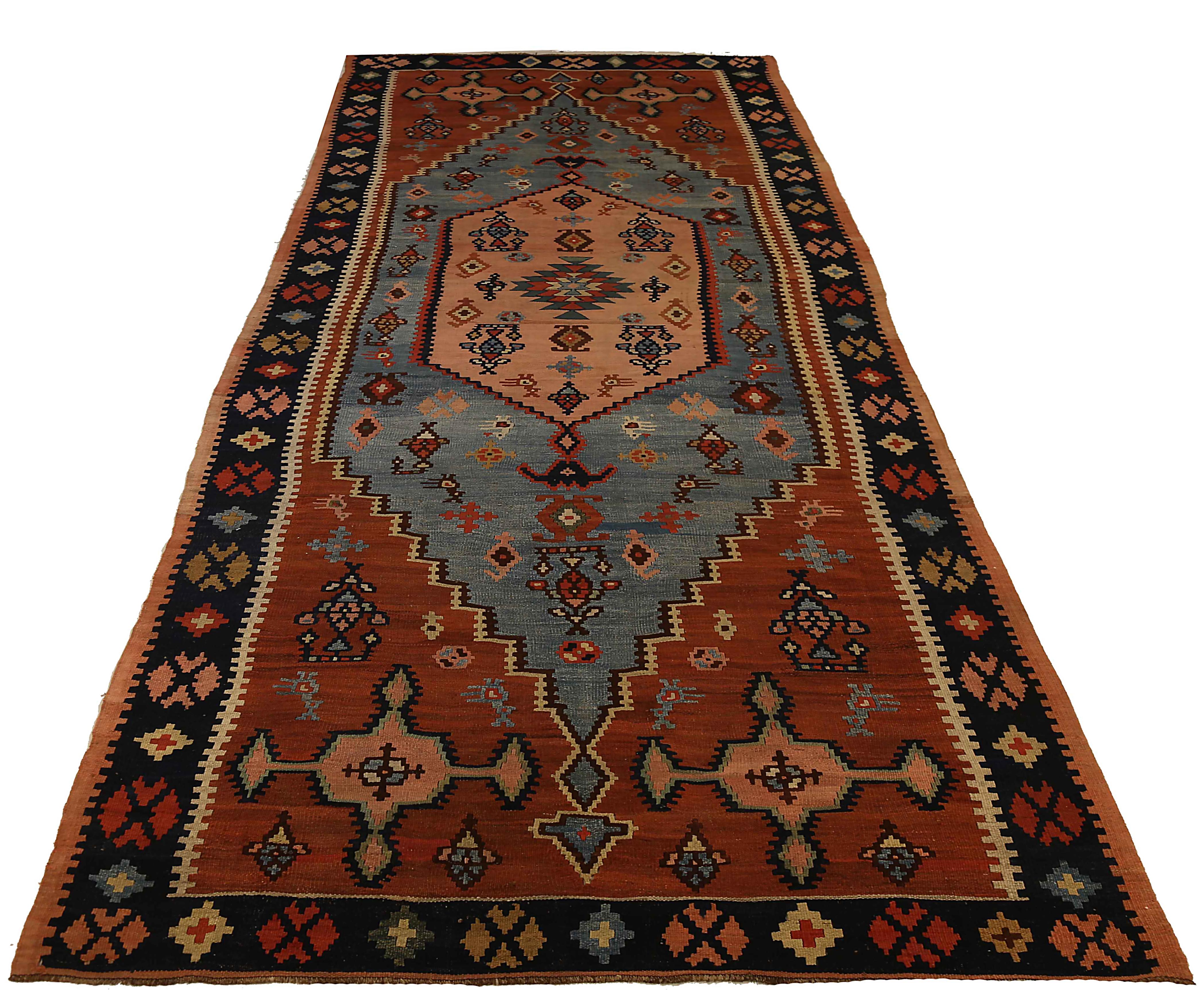 Antiker russischer Flächenteppich, handgewebt aus feinster Schafswolle. Es ist mit natürlichen pflanzlichen Farbstoffen gefärbt, die für Menschen und Haustiere sicher sind. Es handelt sich um ein traditionelles Kilim-Design, das von erfahrenen