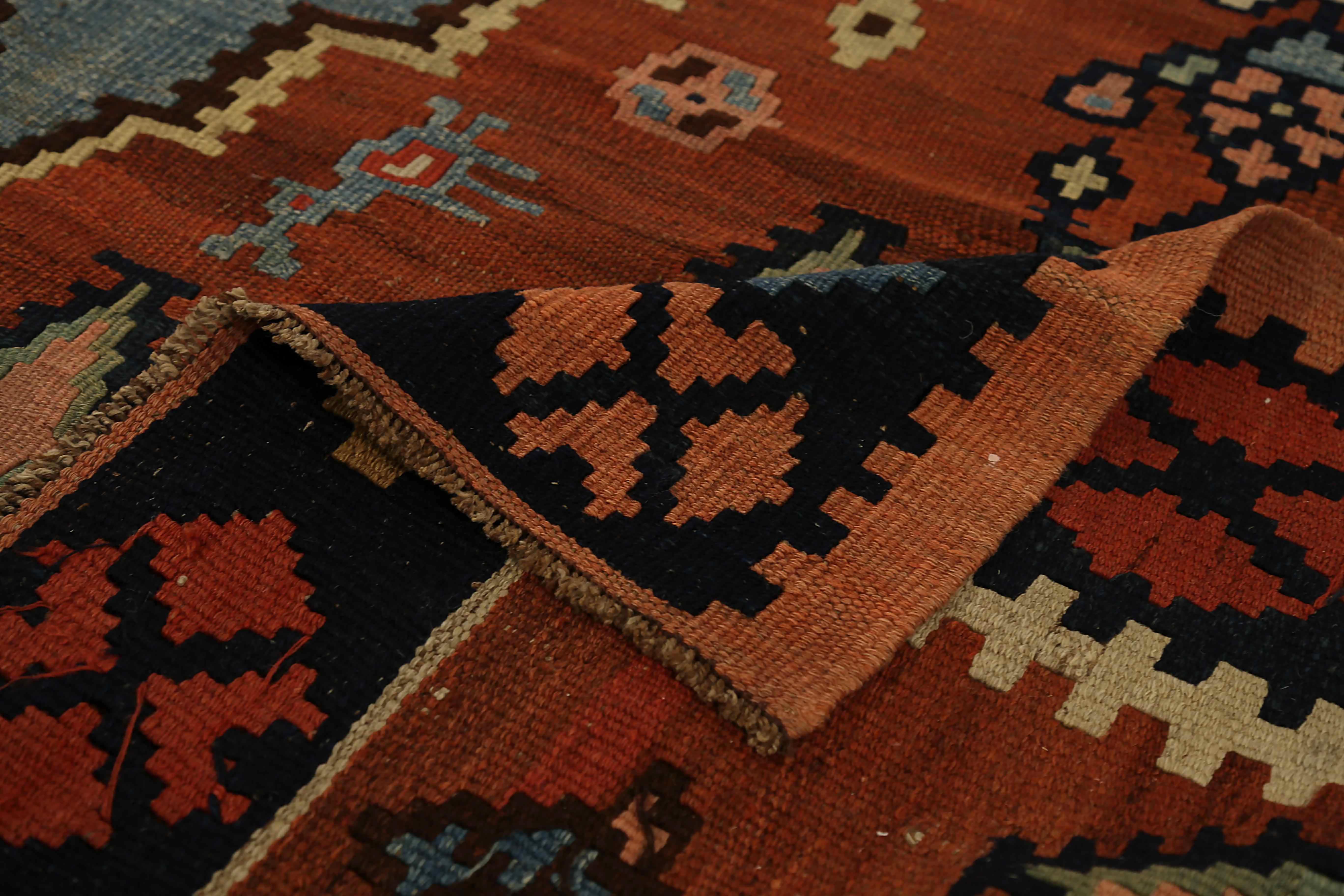 Antiker russischer Teppich im Kelim-Stil im Design (Handgewebt) im Angebot