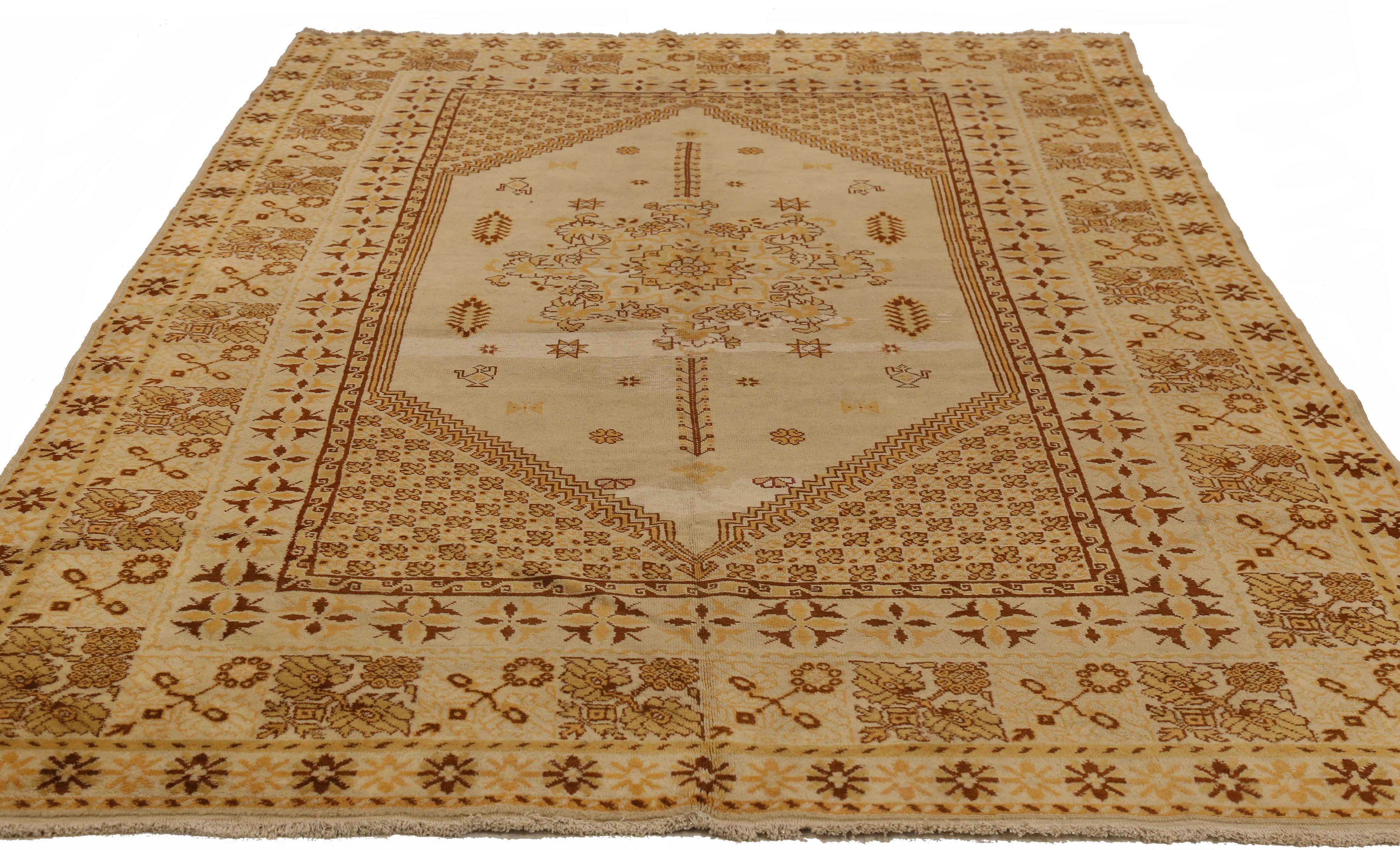 Antiker russischer Flächenteppich, handgewebt aus feinster Schafswolle. Es ist mit natürlichen pflanzlichen Farbstoffen gefärbt, die für Menschen und Haustiere sicher sind. Es handelt sich um ein traditionelles Samarkand-Design, das von erfahrenen