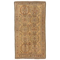 Antiker russischer Teppich im Schirwan-Design