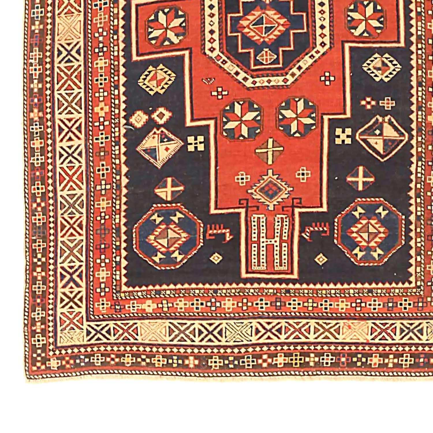 Ancien tapis russe tissé à la main à partir de la meilleure laine de mouton. Il est coloré avec des colorants végétaux entièrement naturels, sans danger pour les humains et les animaux de compagnie. Il s'agit d'un modèle traditionnel de Shirvan