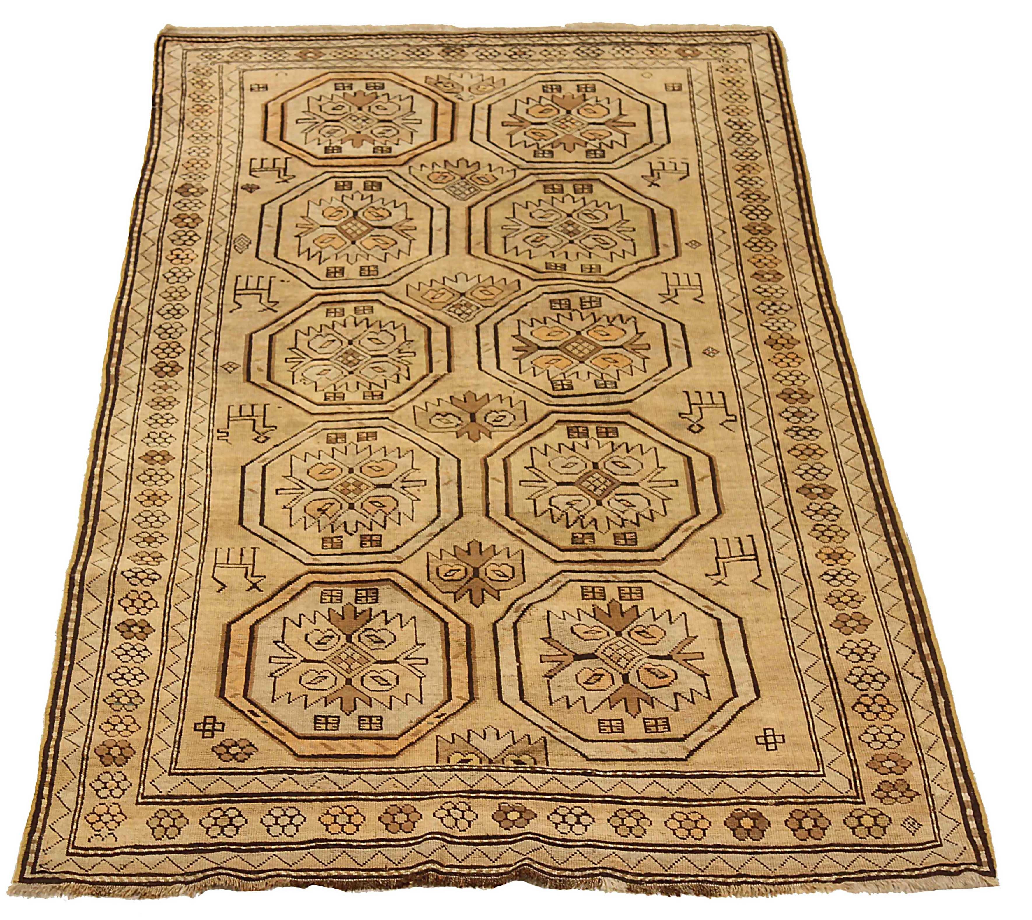 Ancien tapis russe tissé à la main à partir de la meilleure laine de mouton. Il est coloré avec des colorants végétaux entièrement naturels, sans danger pour les humains et les animaux de compagnie. Il s'agit d'un modèle traditionnel de Shirvan