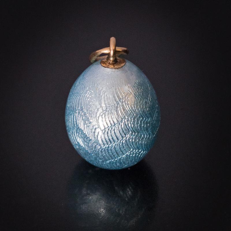 Édouardien Pendentif ancien oeuf en or bleu russe émaillé de guillochis par Fabergé